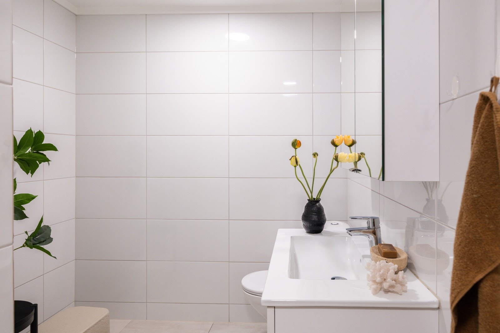 Leiligheten har et lyst flislagt baderom med elektriske varmekabler. Ukjent alder på overflater og varmekilde. Galleribilde