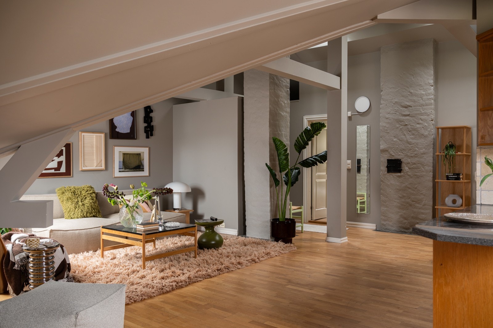 Stuen har takhøyde opptil ca. 4,1 meter som gir en luftig romfølelse. Galleribilde