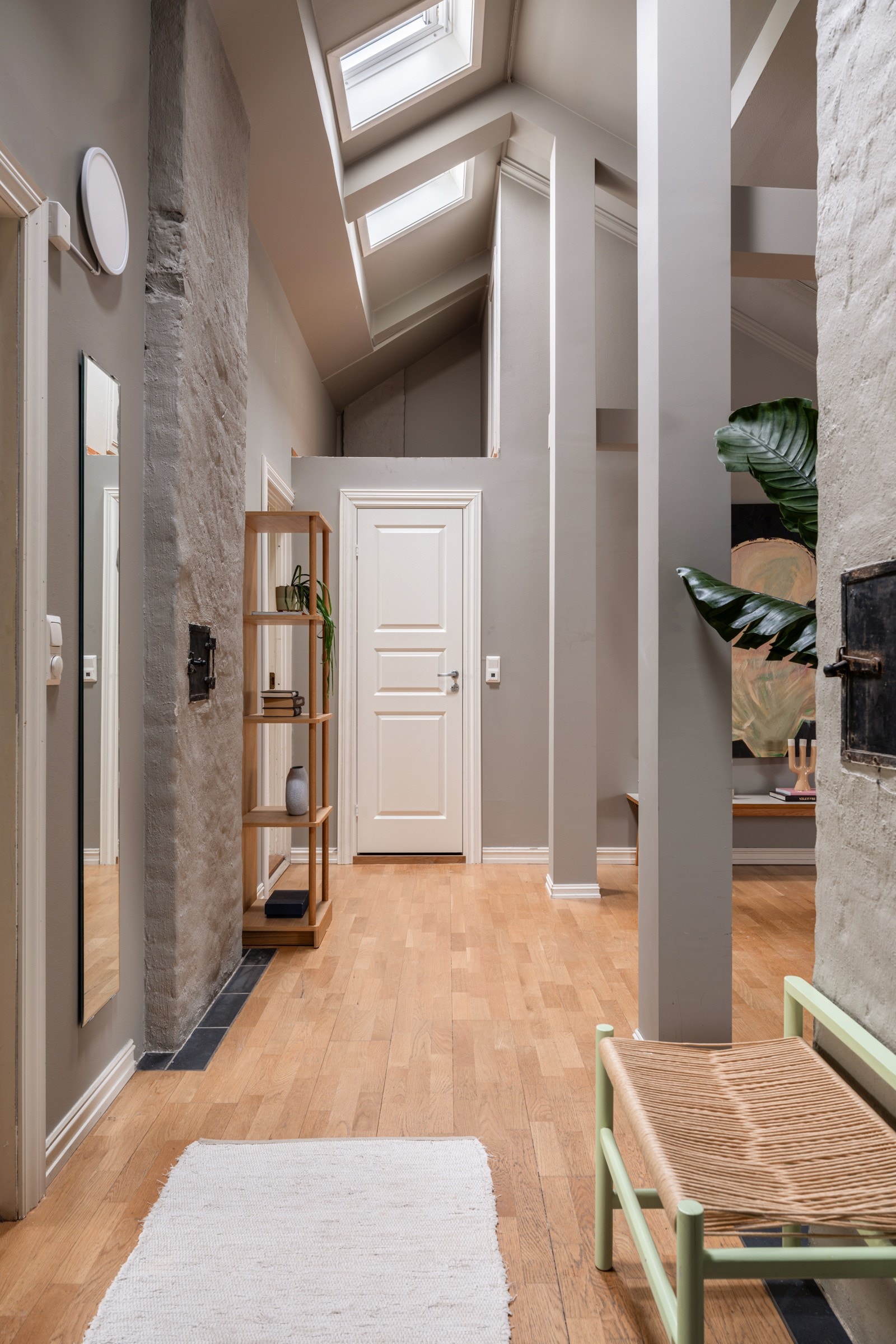 Entréen har takvinduer og god takhøyde opptil ca. 4,1 meter! Galleribilde