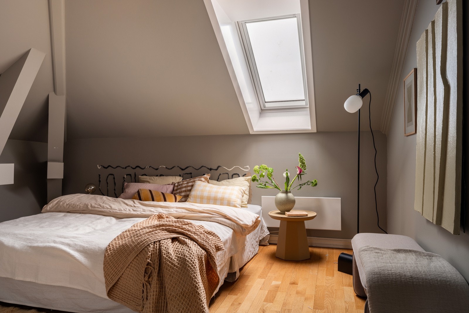 Rommet har parkett på gulv, glatte malte overflater og et takvindu som slipper inn fint lys. Galleribilde