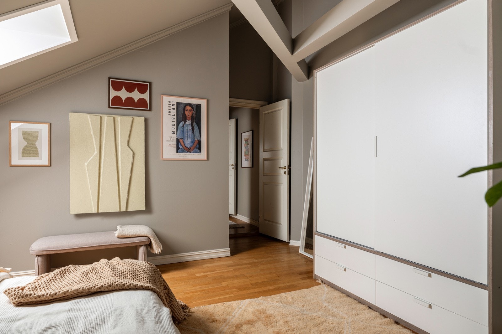 Det er plass til dobbeltseng eller sofagruppe, samt god oppbevaringsplass i medfølgende garderobeskap. Galleribilde