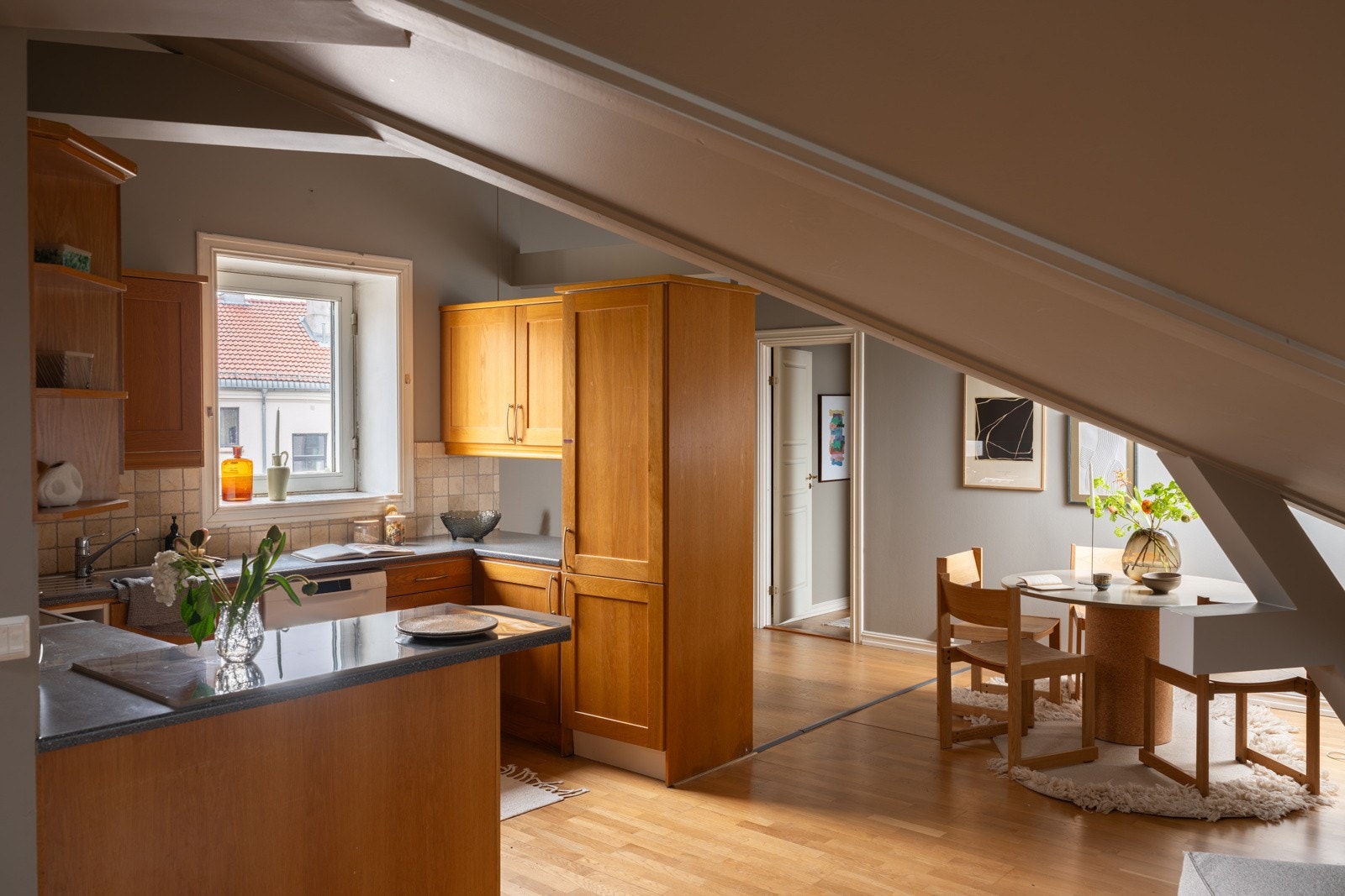 Kjøkkeninnredningen har en praktisk utforming med en halvøy mot stuen som sørger for god skap- og benkeplass. Galleribilde