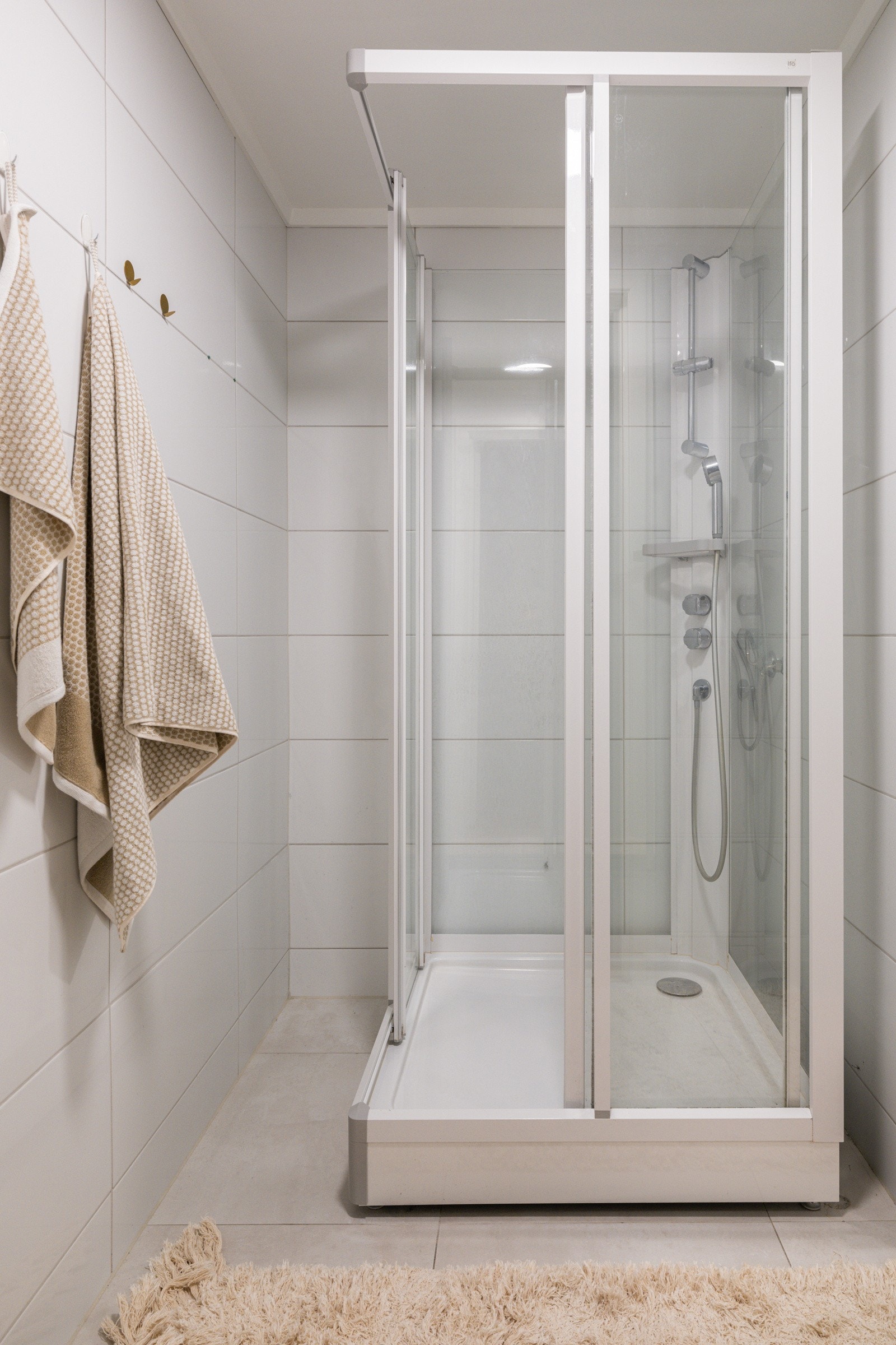 Baderommet er også utstyrt med dusjkabinett og gulvstående toalett. Galleribilde