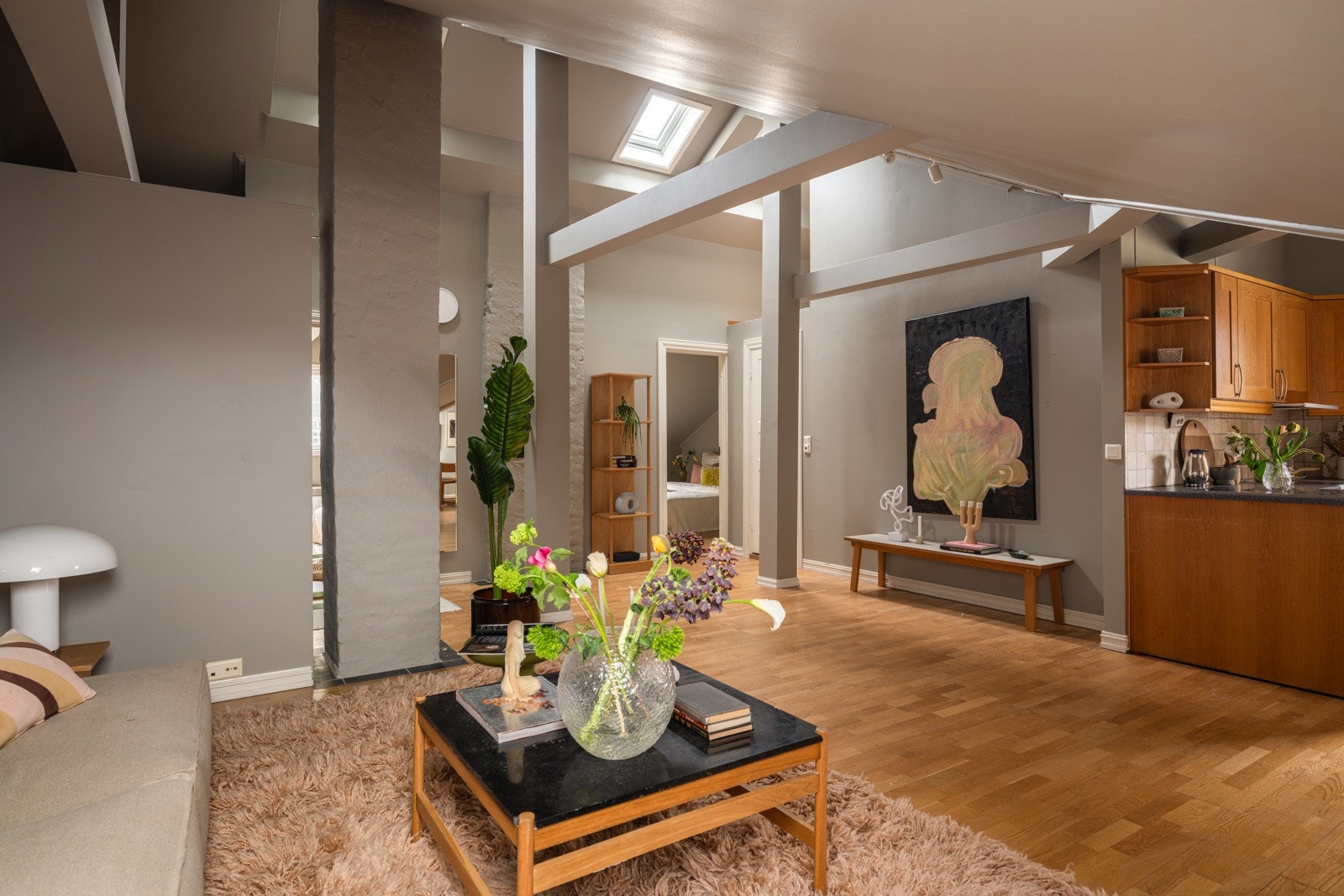 Stuen er romslig med plass til sofagruppe med salongbord og mediemøblement med tv. Galleribilde