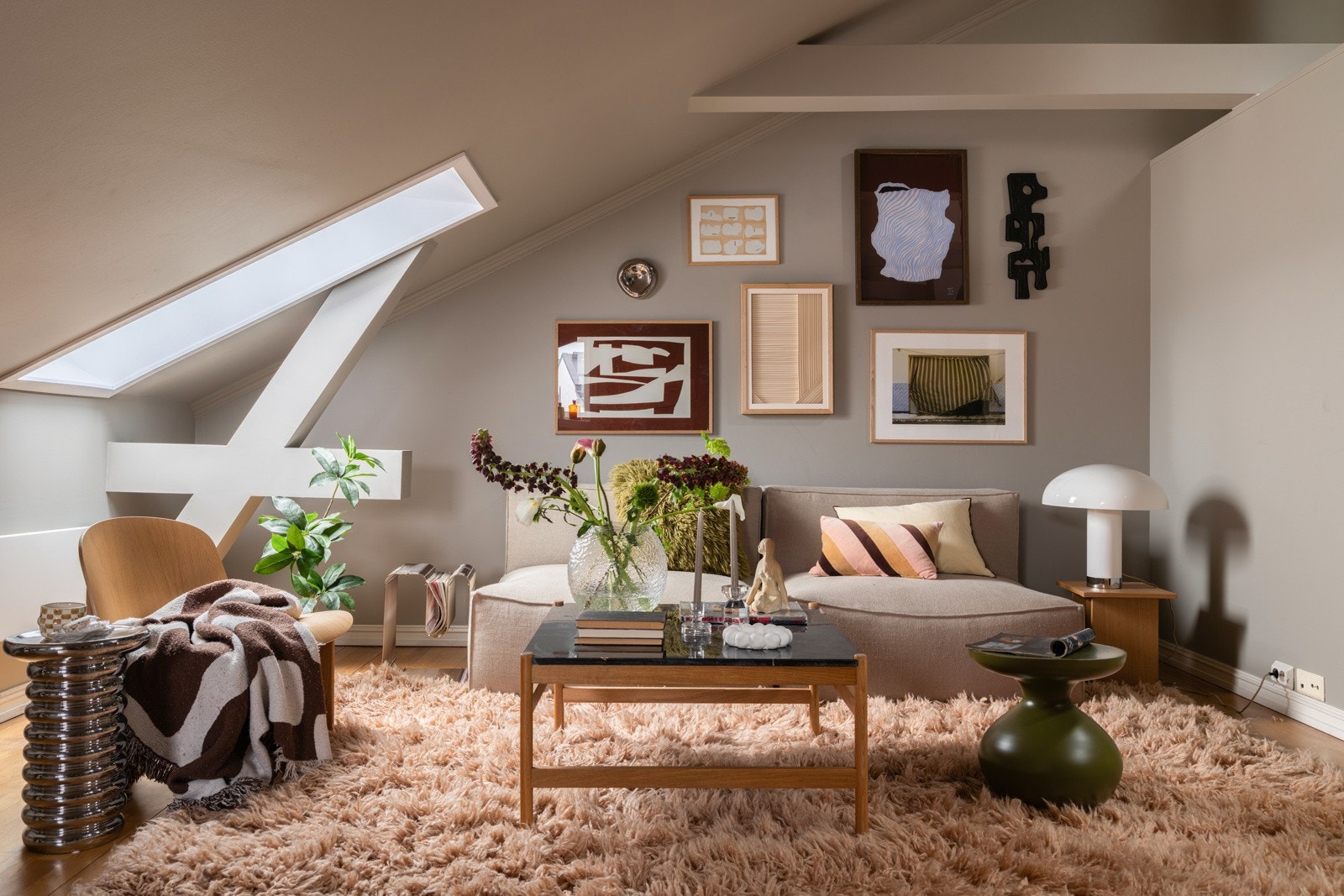 Hyggelig stue med parkett på gulv, glatte malte overflater og et takvindu som slipper inn fint lys. Galleribilde