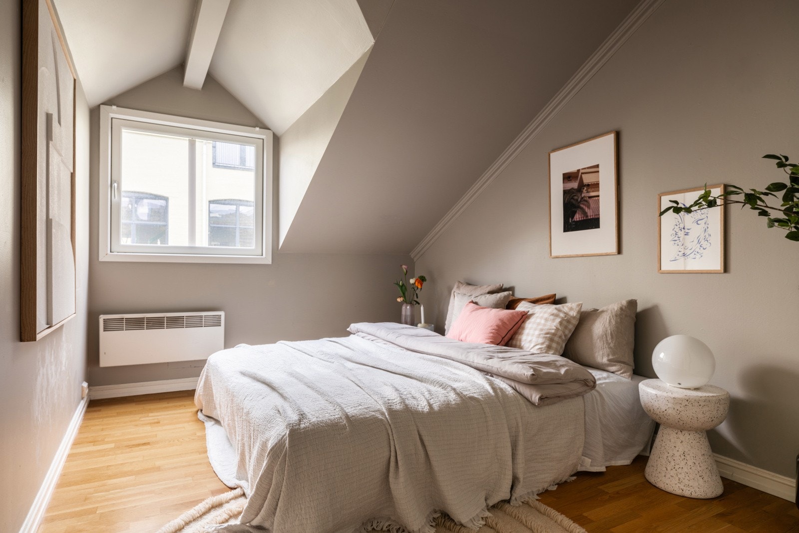 Soverom 2 vender også ut mot rolig bakgård uten biltrafikk. Galleribilde