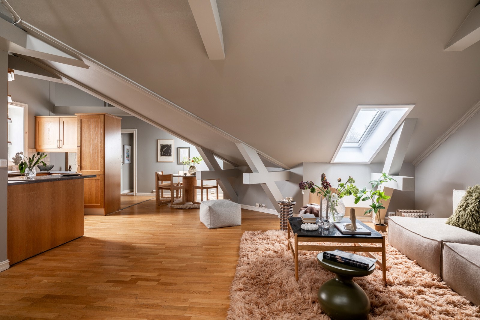 En stor og koselig topp-/loftsleilighet fra 1998 en flott klassisk bygård fra 1894. Galleribilde