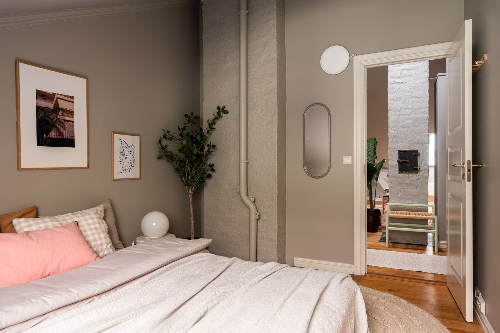 Soverommet har parkett på guv, glatte malte overflater og god takhøyde. Galleribilde