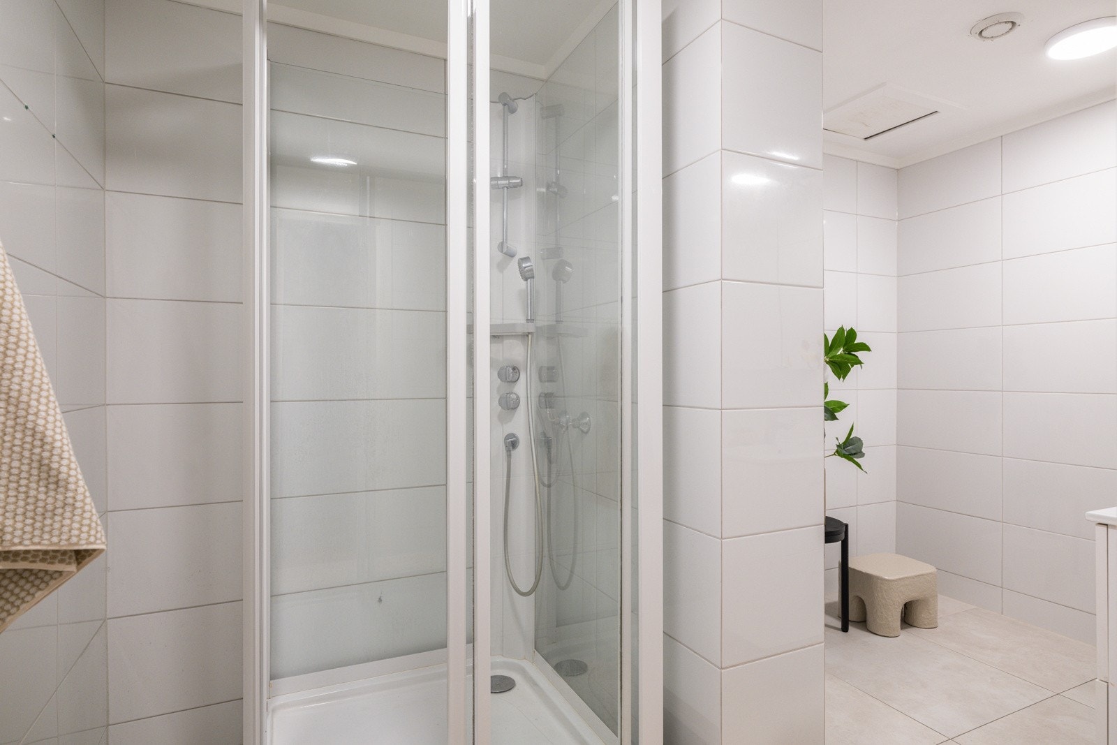 Elektrisk avtrekk via takventil. Anlegget er trolig koblet til avtrekksvifte på kjøkkenet. Galleribilde