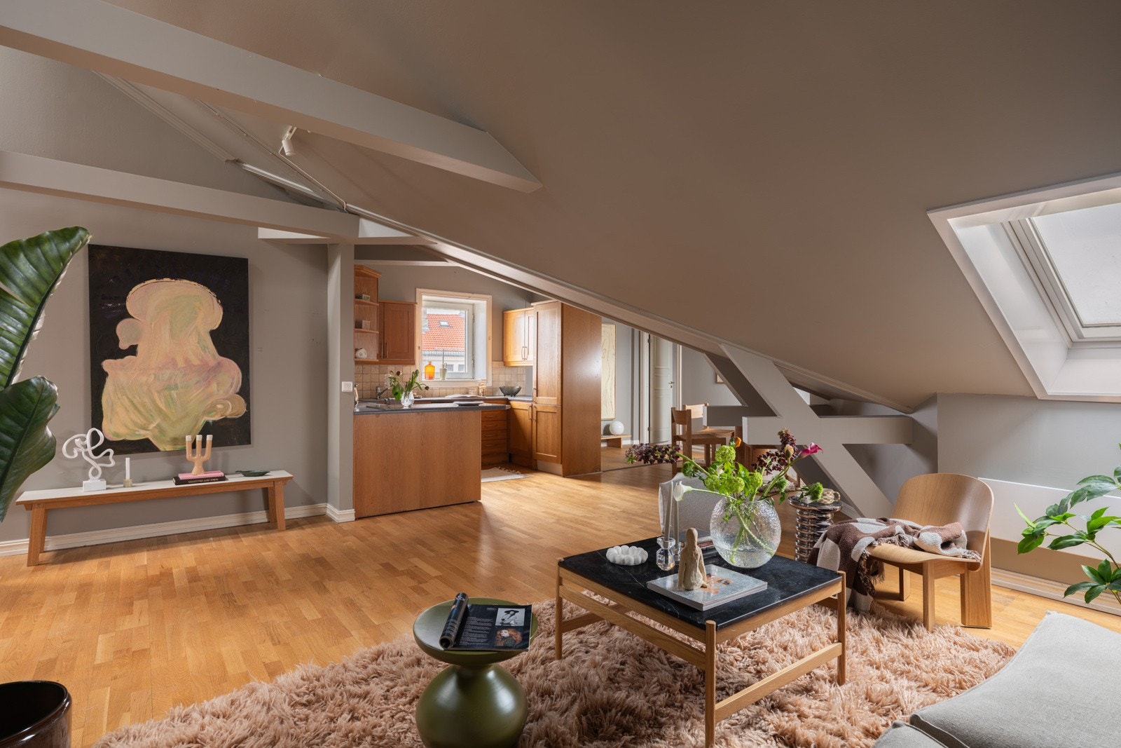 Loftsetasjen ble innredet til leilighet i 1998. Galleribilde