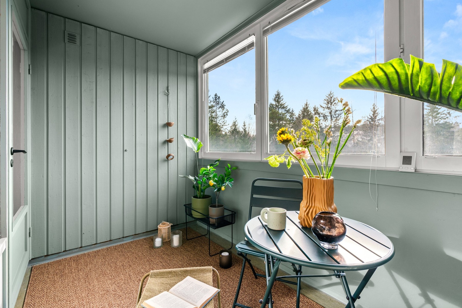 Balkongen er sydvestvendt og byr på gode solforhold Galleribilde