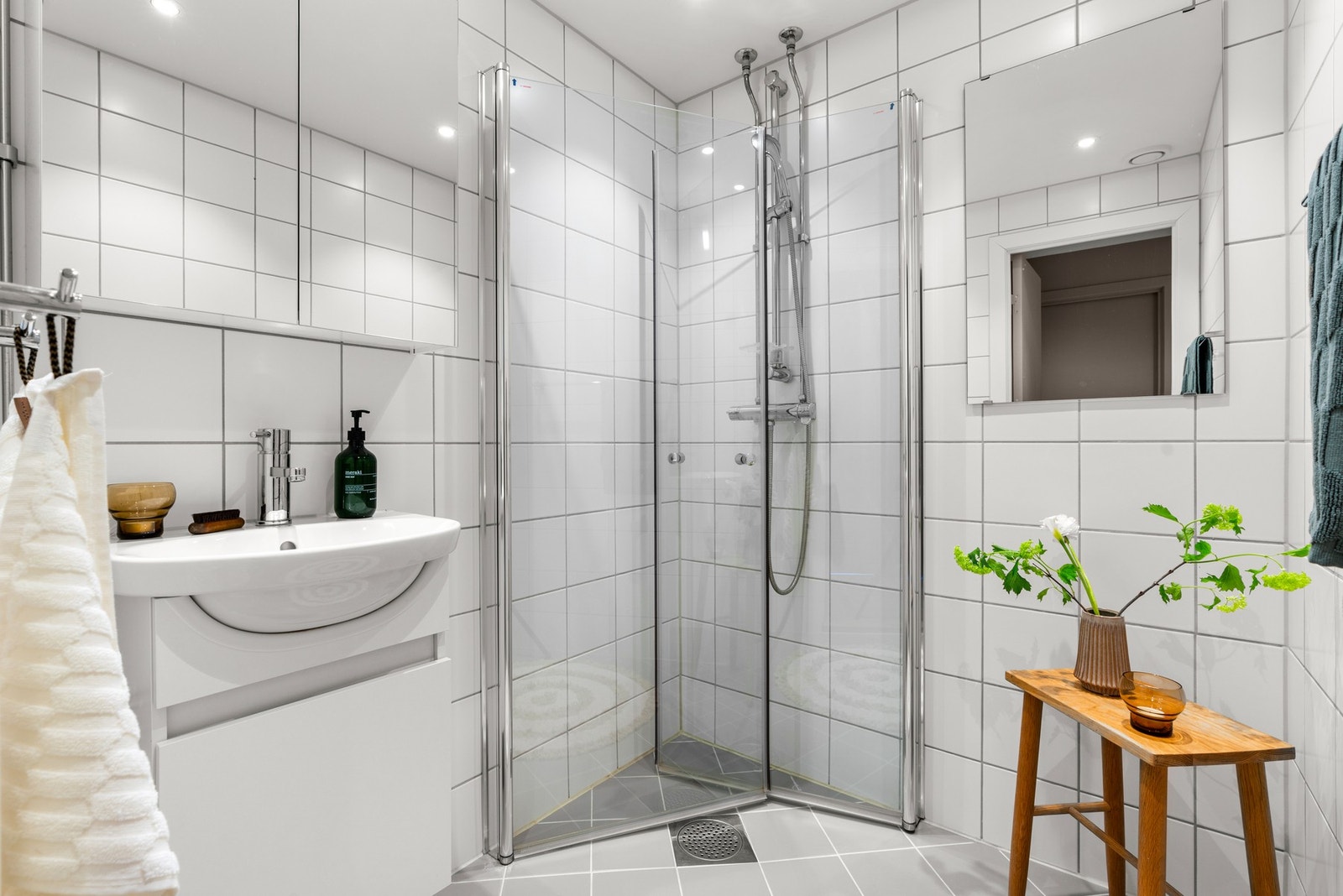 Fra entréen er det inngang til et delikat, flislagt bad som ble pusset opp i regi av borettslaget i 2017 Galleribilde