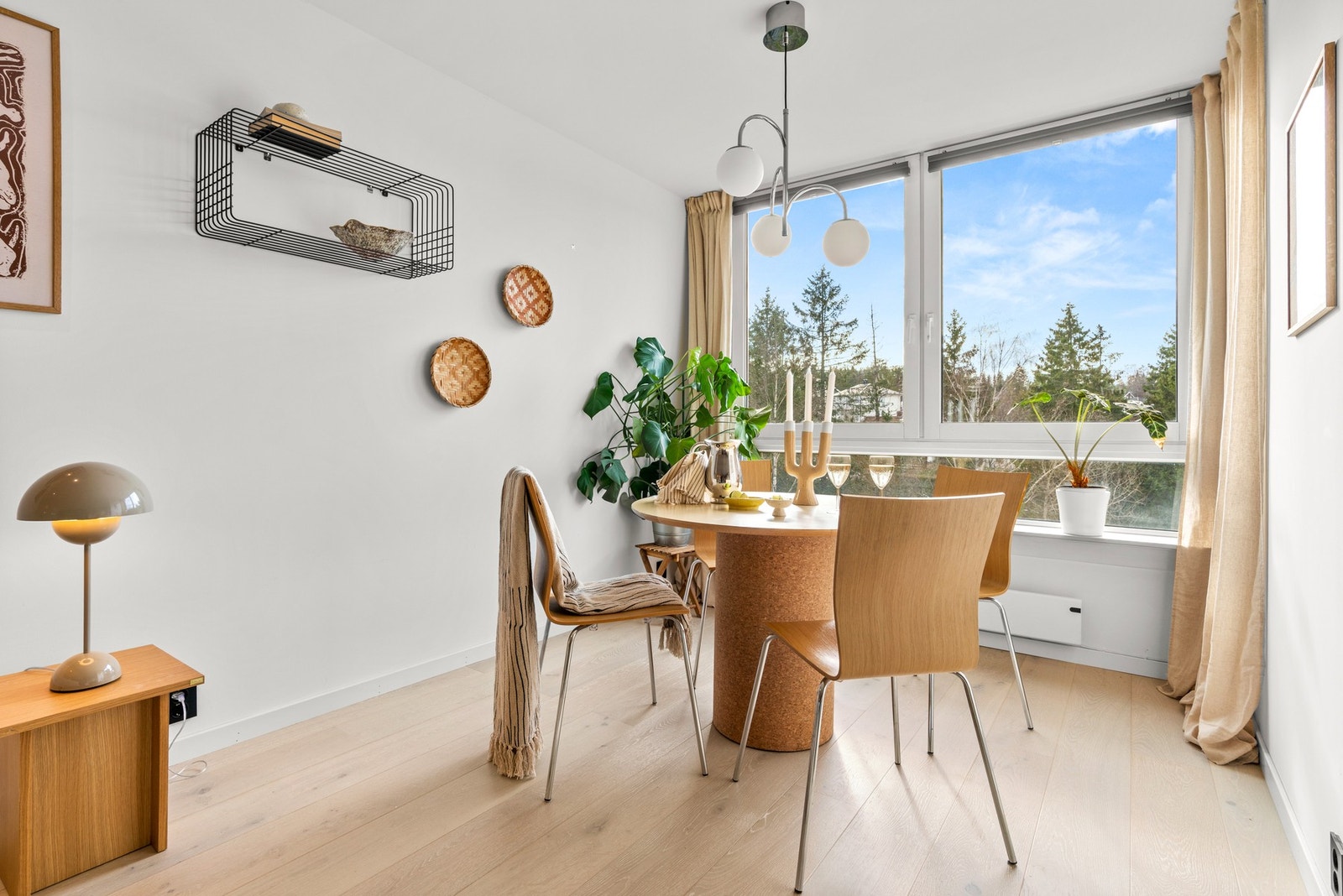 Ved vinduet er det en fin nisje for spisebord Galleribilde