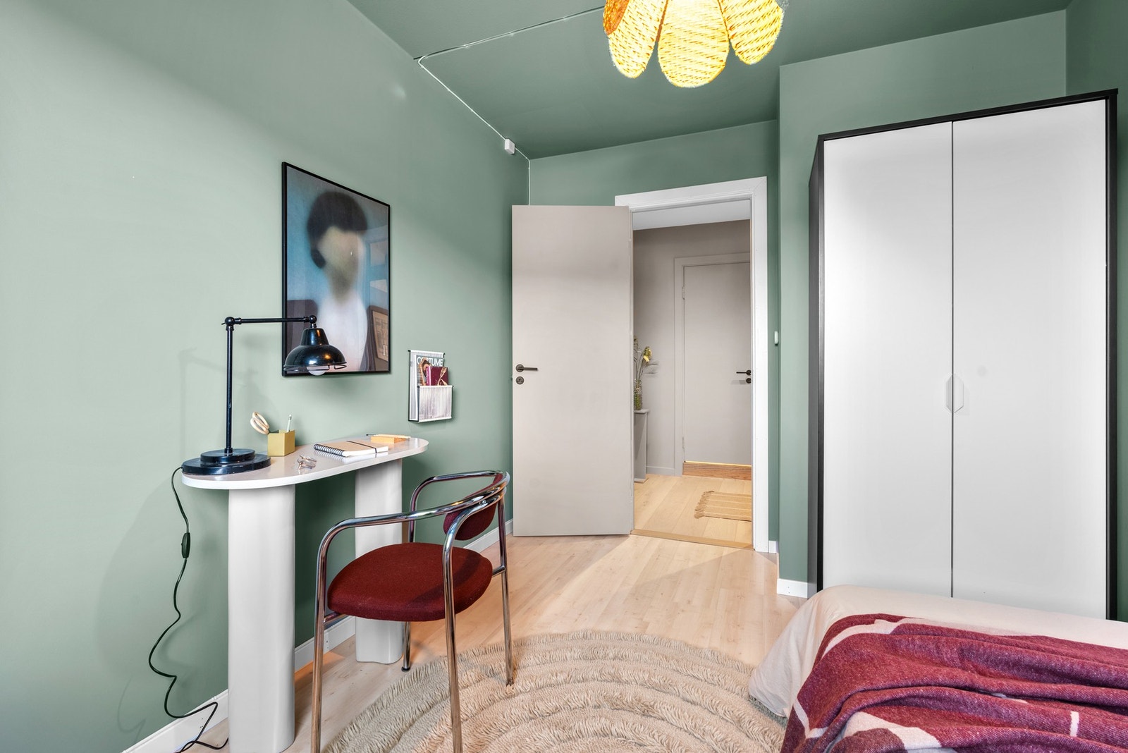 Soverom 2 har medfølgende garderobeskap Galleribilde