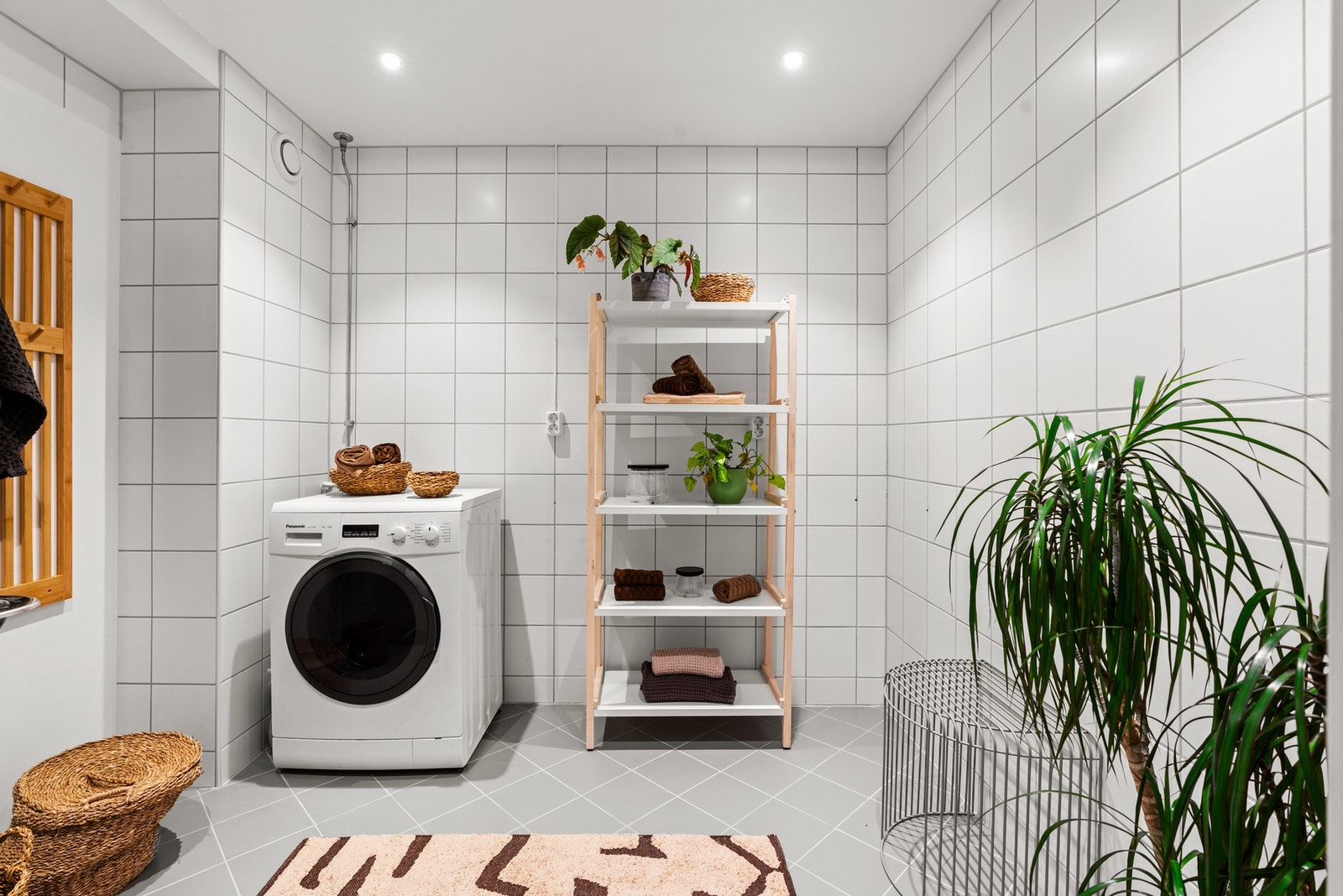 Leiligheten har et eget vaskerom av meget god størrelse som ble pusset opp i regi av borettslaget i 2017 Galleribilde