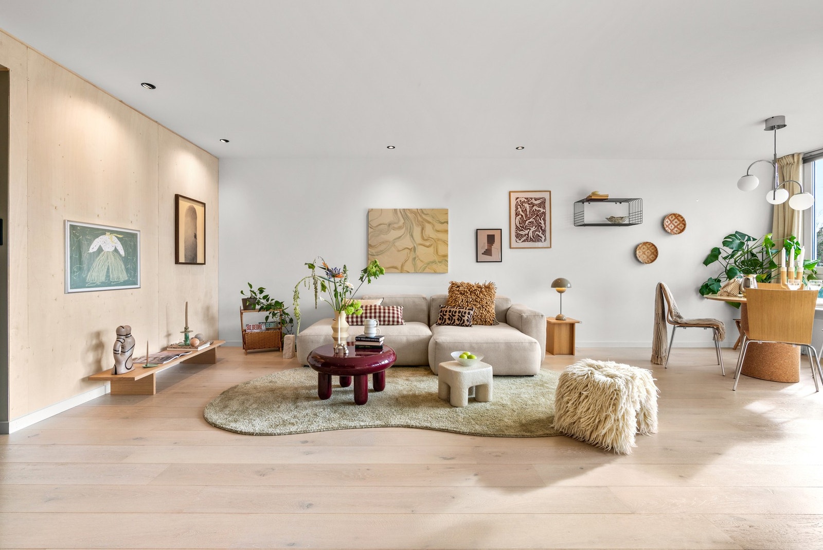 Den romslige stuen har downlights i tak og nytt parkettgulv fra 2022 Galleribilde