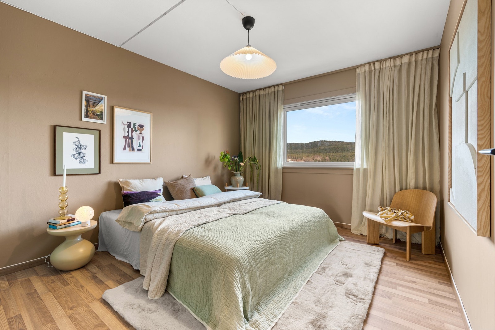 Leiligheten har 2 romslige soverom med fin beliggenhet i den ene enden av leiligheten Galleribilde