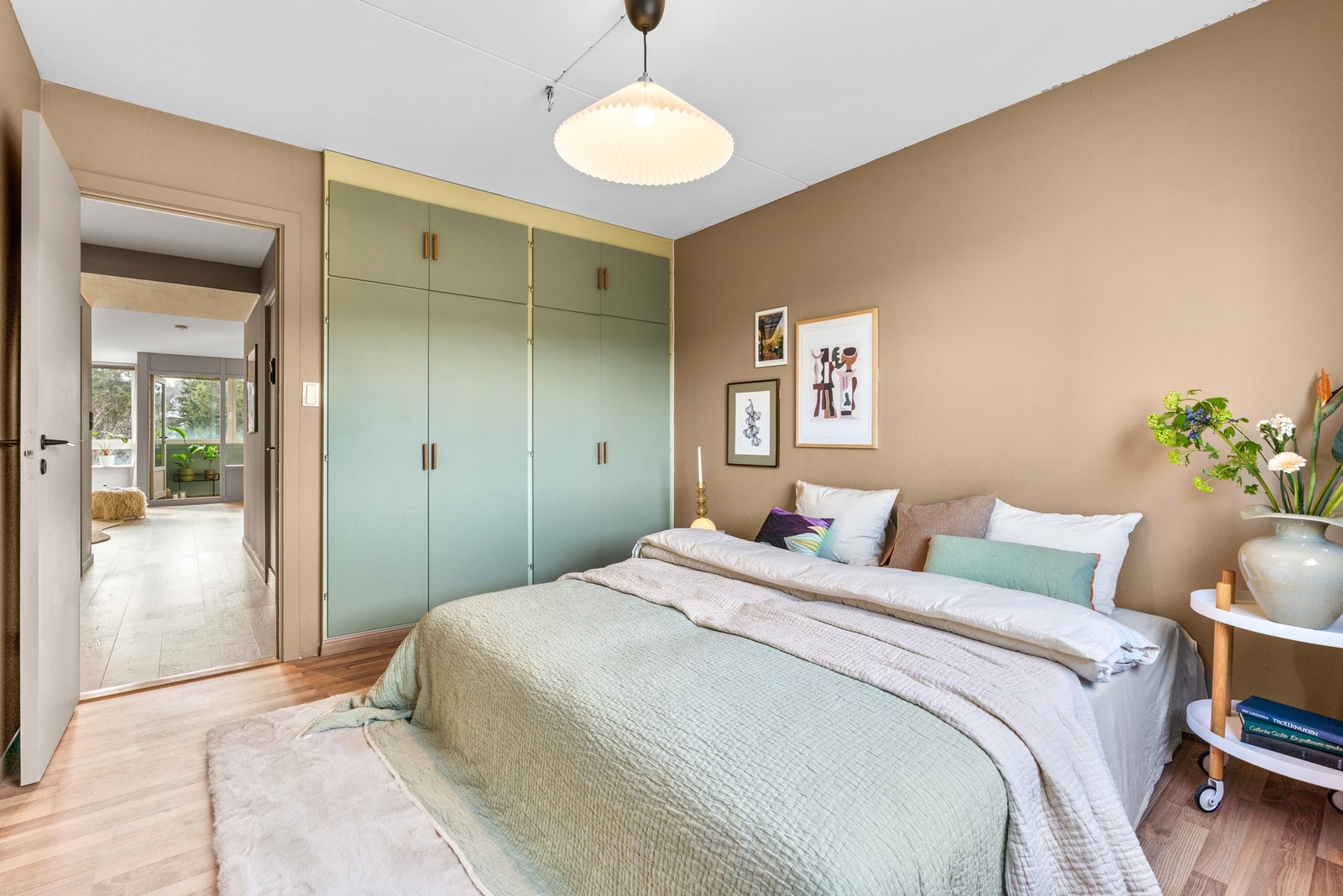 Hovedsoverommet er av meget god størrelse og har plass for stor dobbeltseng, nattbord og hjemmekontorløsning om ønskelig. Rommet har integrert garderobeskap med god oppbevaringsplass for klær Galleribilde