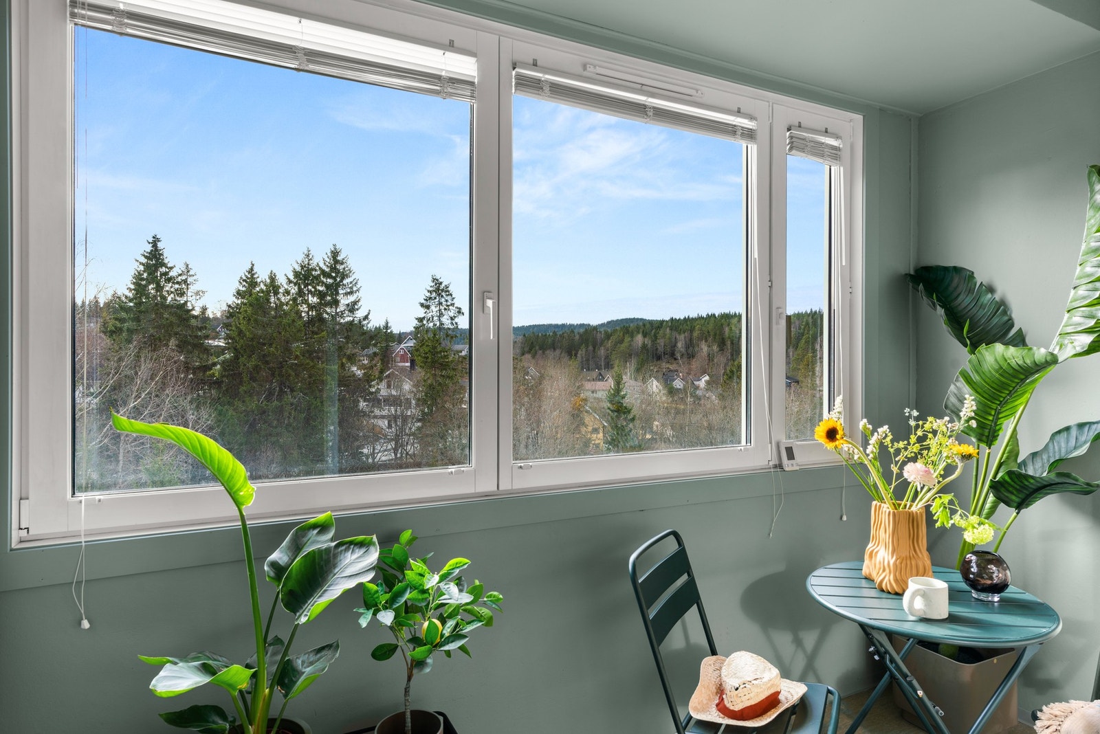Vinduene kan åpnes opp, så her kan herlige sommerdager nytes Galleribilde