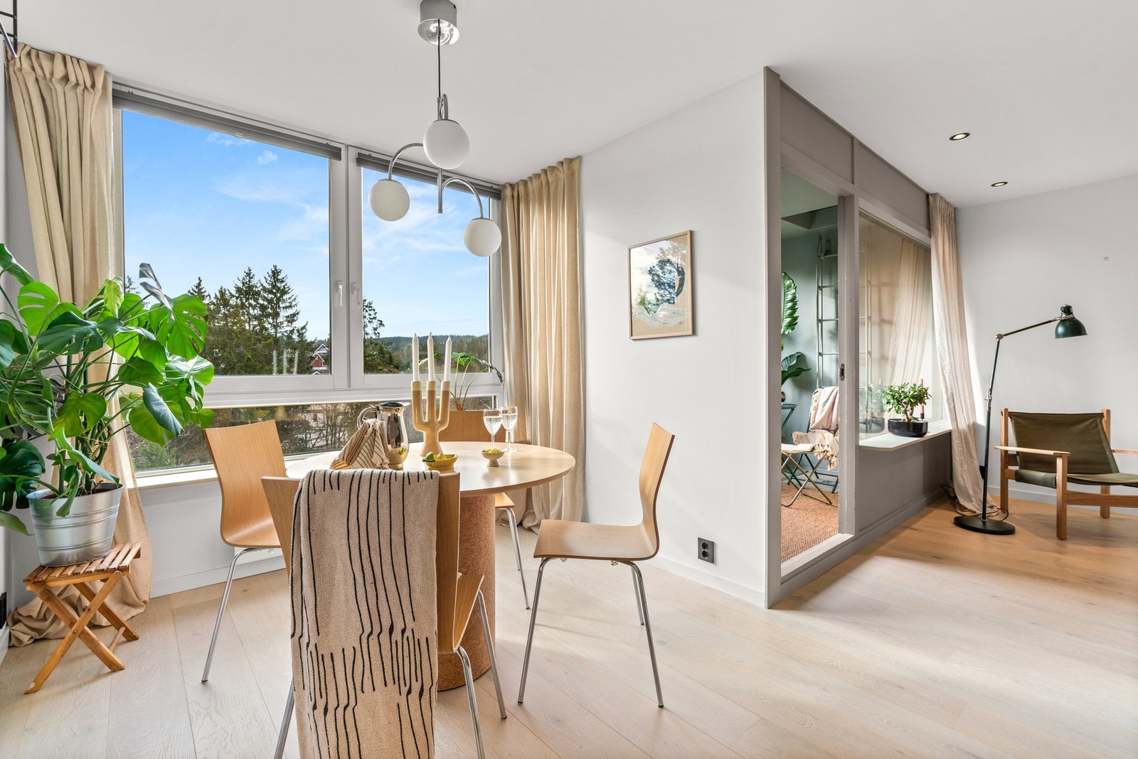 Her kan man sitte å nyte en god middag med idyllisk utsyn Galleribilde