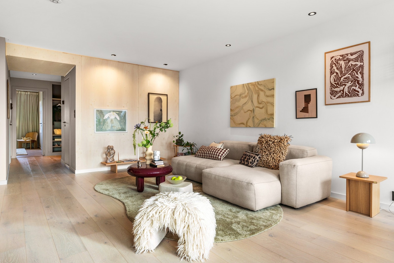 Rommet har god plass for stor sofa og TV-løsning Galleribilde