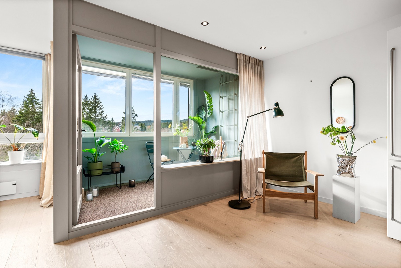 Fra stuen er det direkte utgang til innglasset balkong/uterom som er en fin forlengelse av stuen Galleribilde