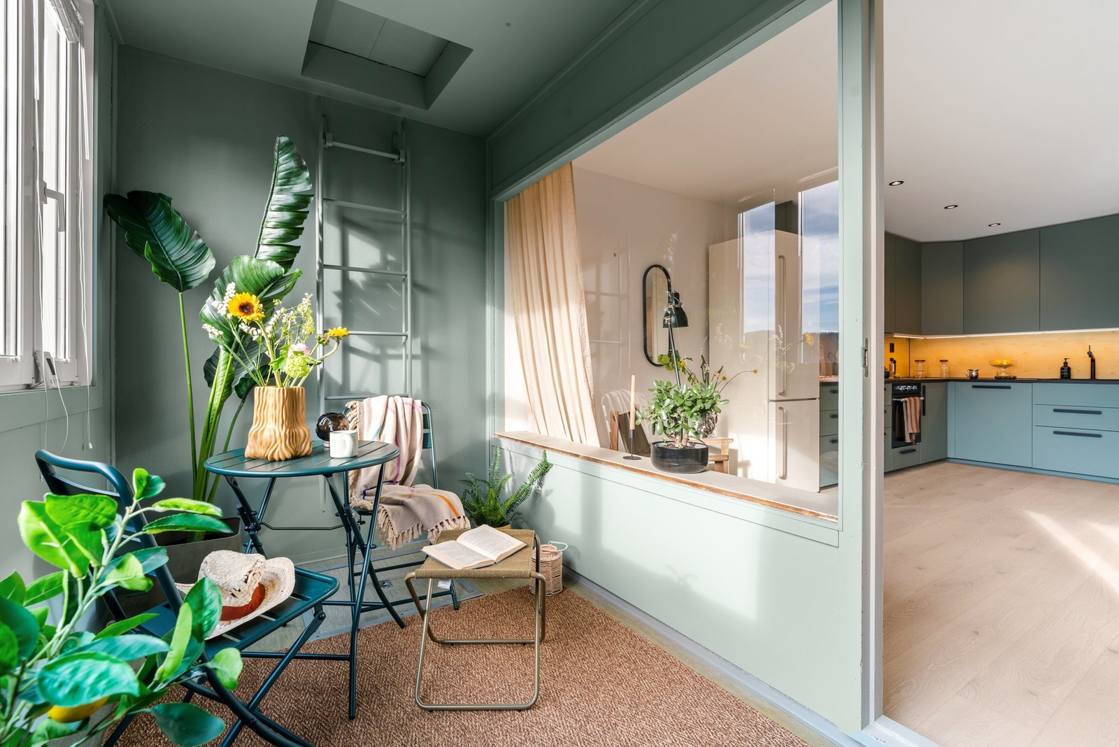 Fra stuen er det utgang til en innglasset balkong/uterom på ca. 6 kvm som er en fin forlengelse av stuen Galleribilde