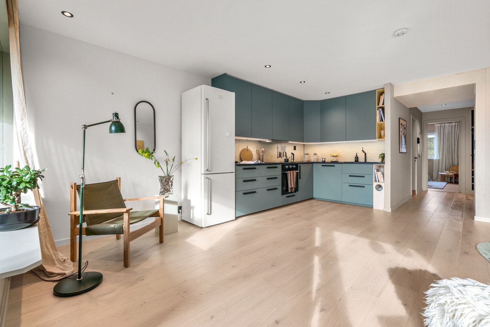 Det lekre kjøkkenet har en åpen løsning mot stuen, noe som gjør det sosialt å ha besøk og samtidig diske opp med mat Galleribilde