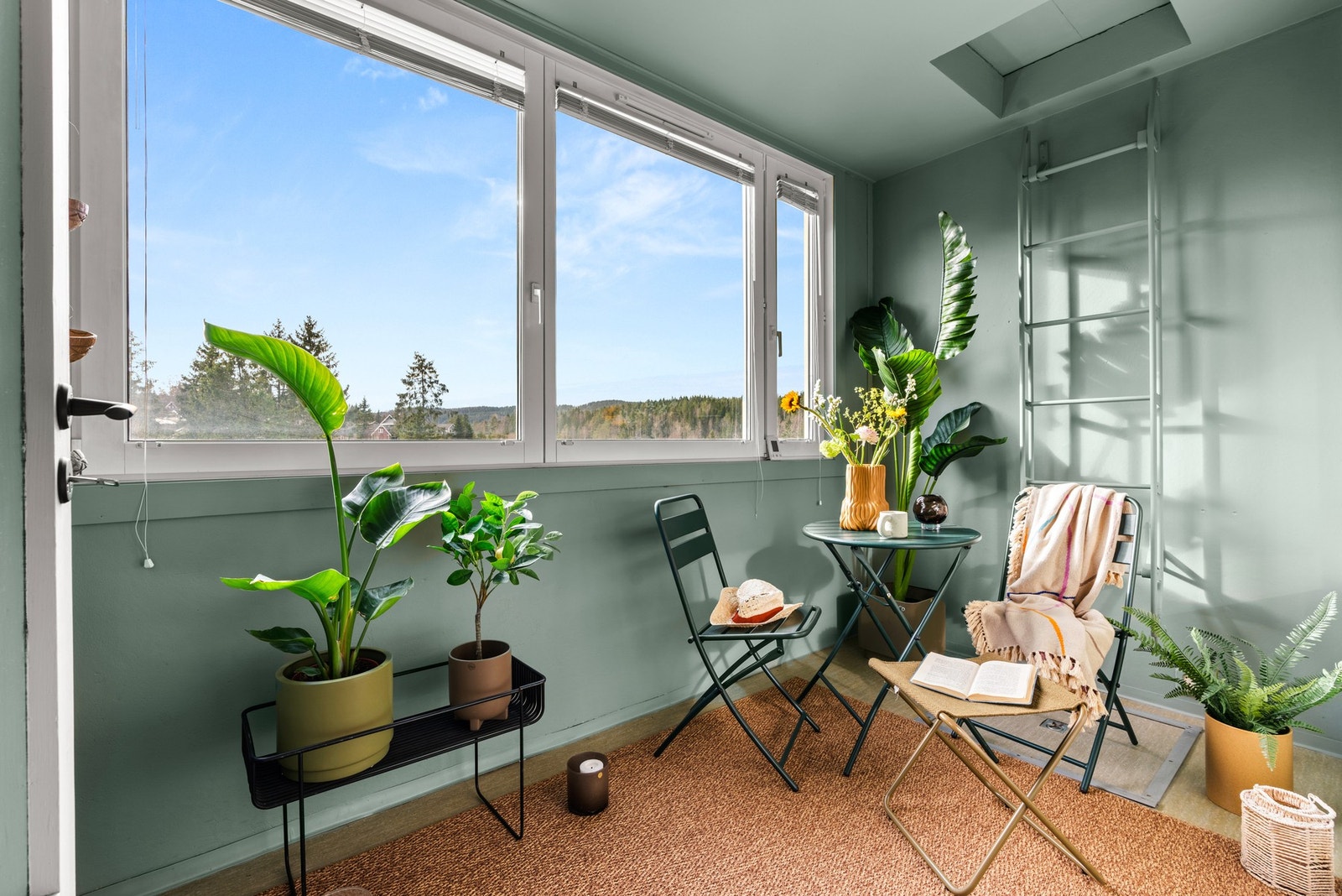 Leiligheten har en koselig innglasset balkong/uterom med idyllisk utsyn Galleribilde