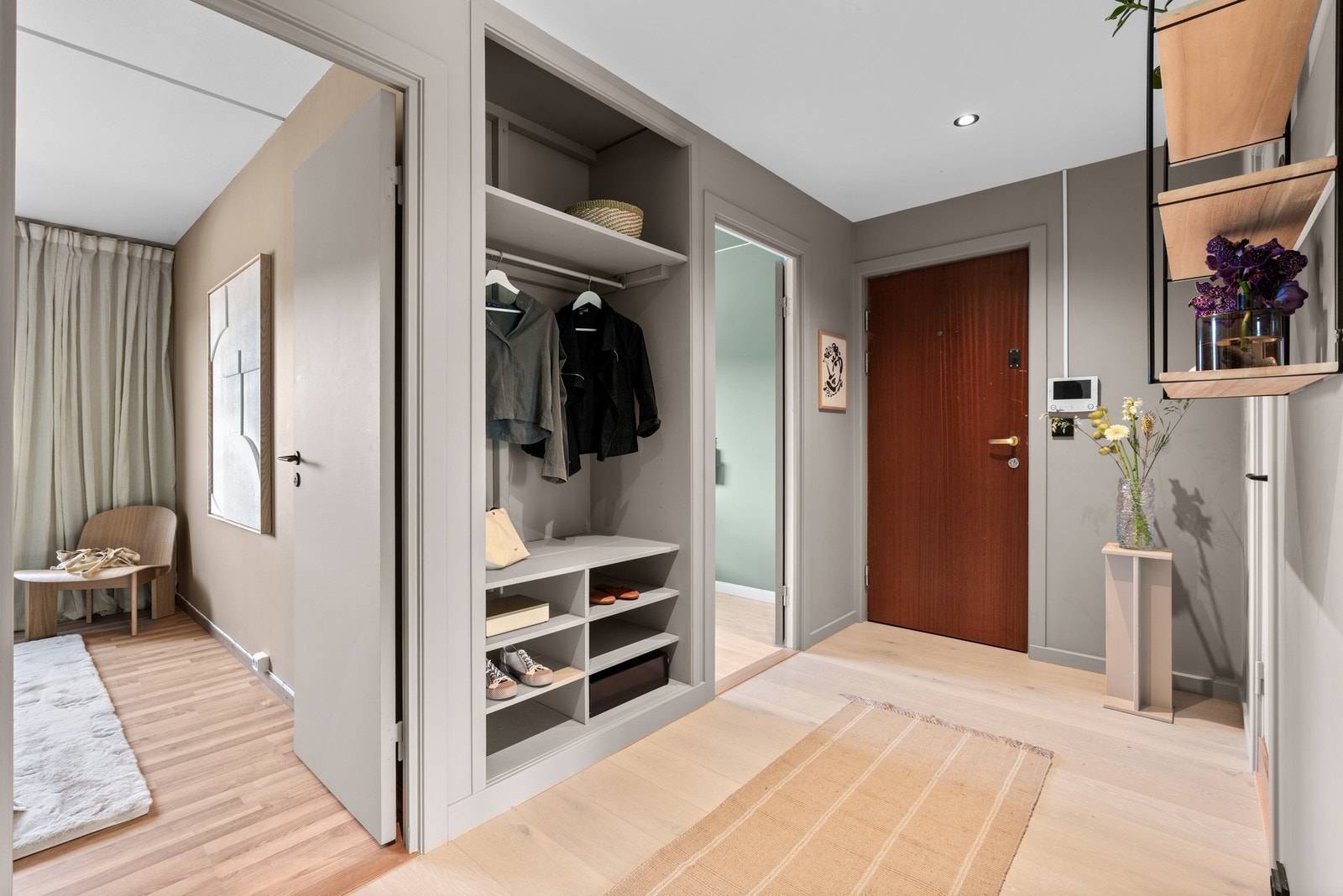 Her finner man et plassbygd skap med plass for oppheng av jakker, sko og annet yttertøy. Dørcalling med video Galleribilde