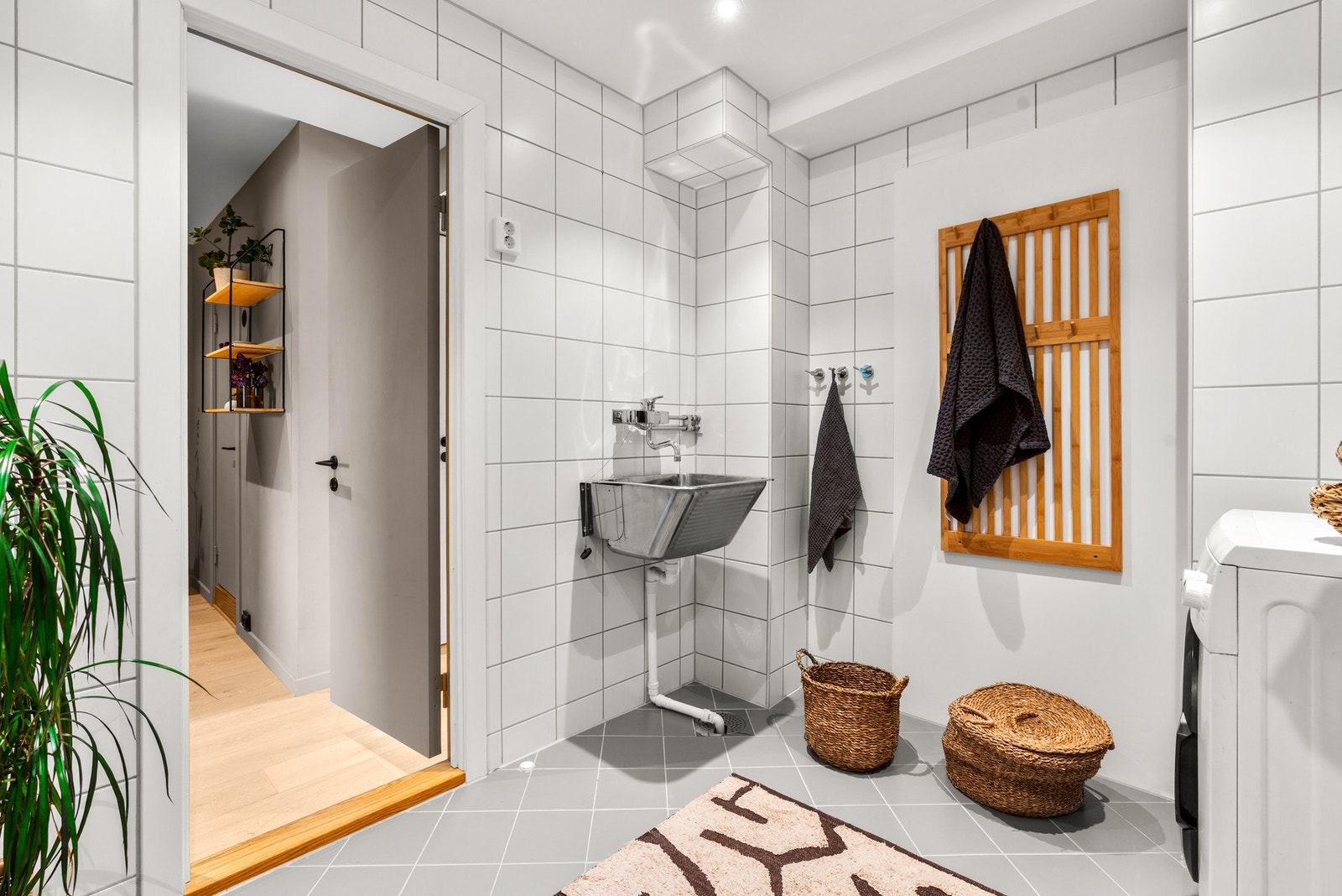 Vaskerommet har utslagsvask, opplegg for vaskemaskin og tørketrommel og godt med lagringsplass Galleribilde