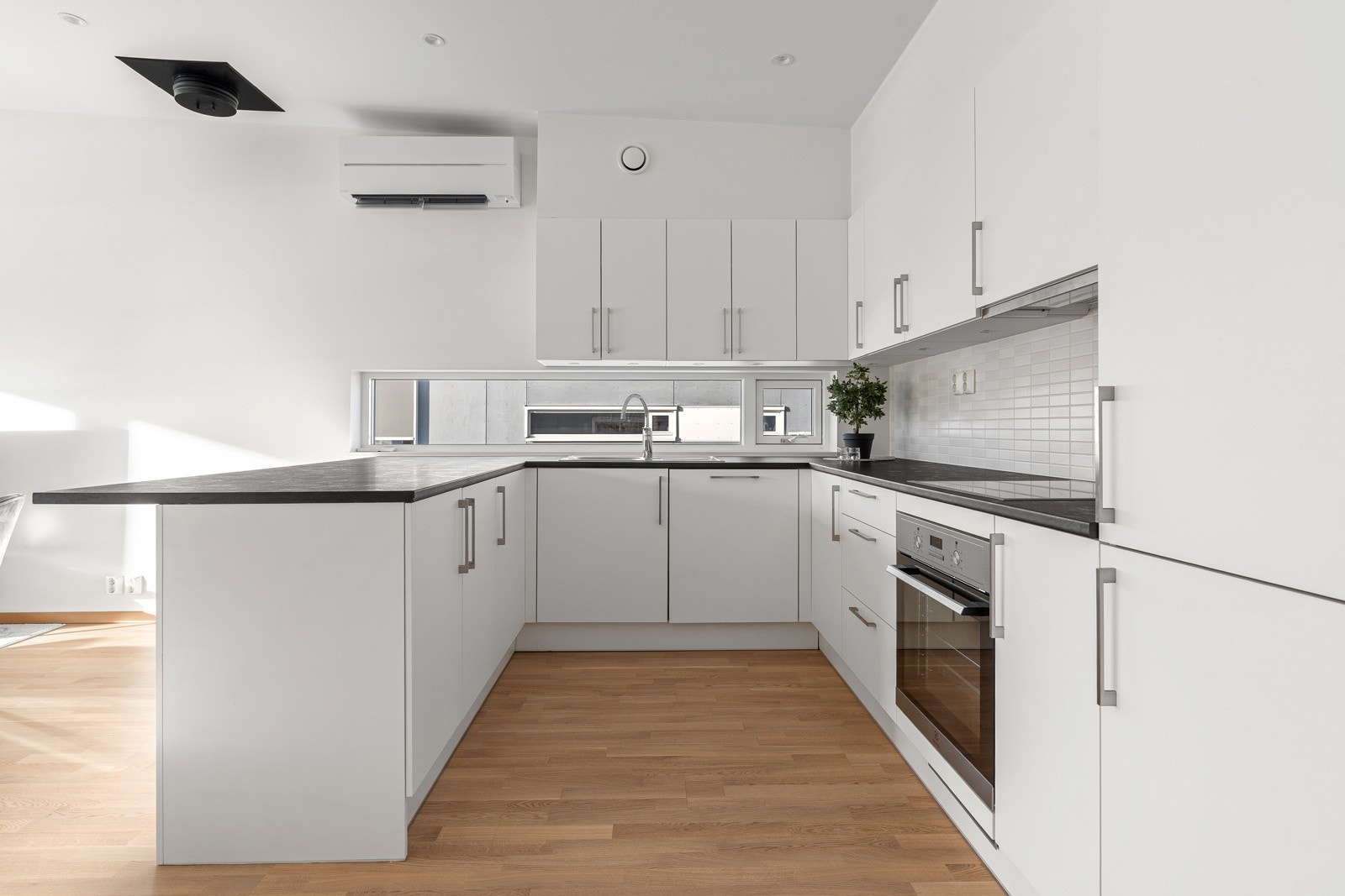 På kjøkkenet har du godt med oppbevaringsplass i over- og underskap.