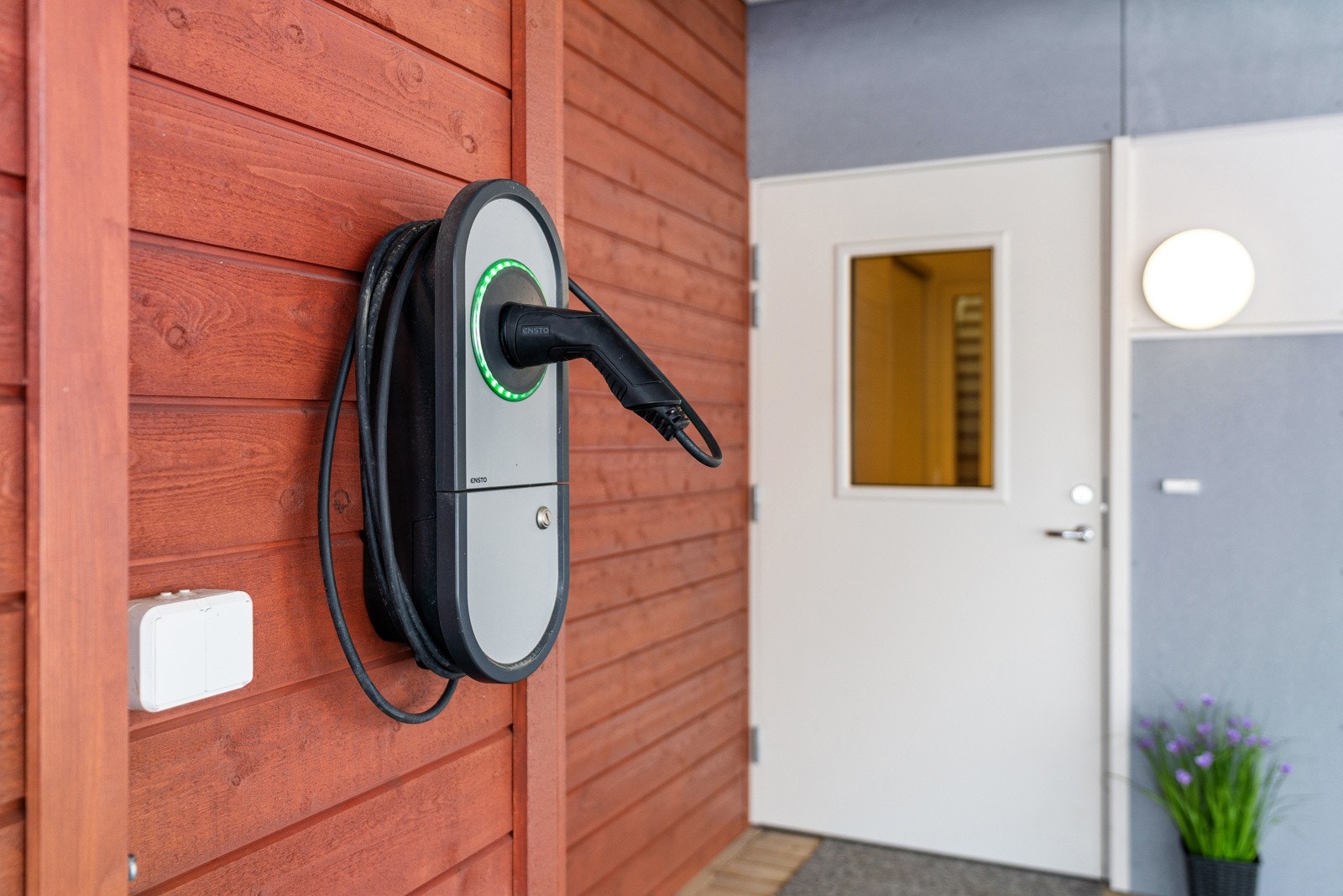 Klargjort for elbillading i carport.