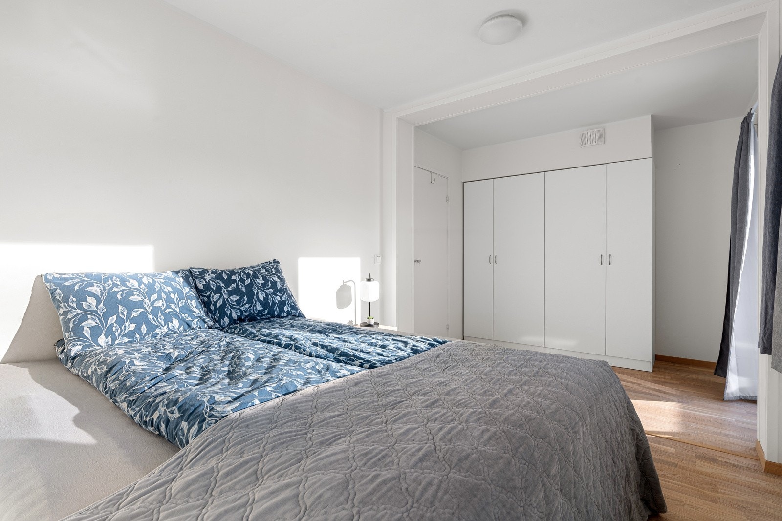 Godt med plass for klesoppbevaring i garderobeløsning.