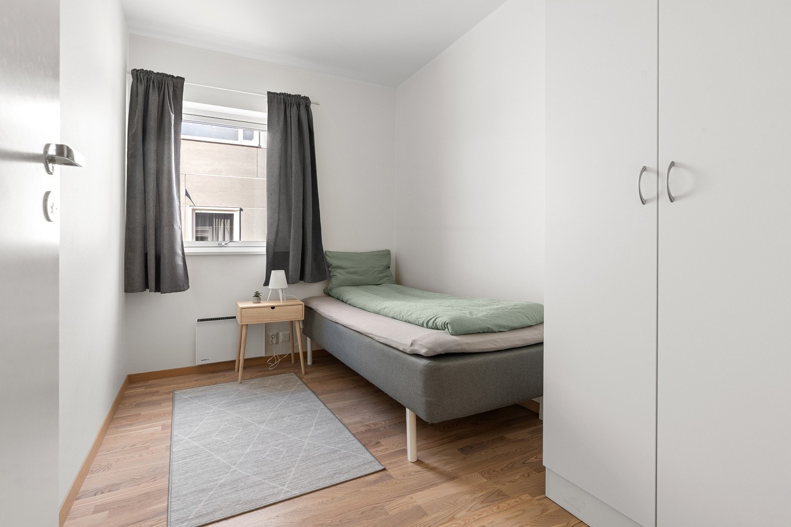 Soverom 3 med plass for seng og oppbevaringsplass i garderobeskap. Perfekt som barnerom eller gjesterom!