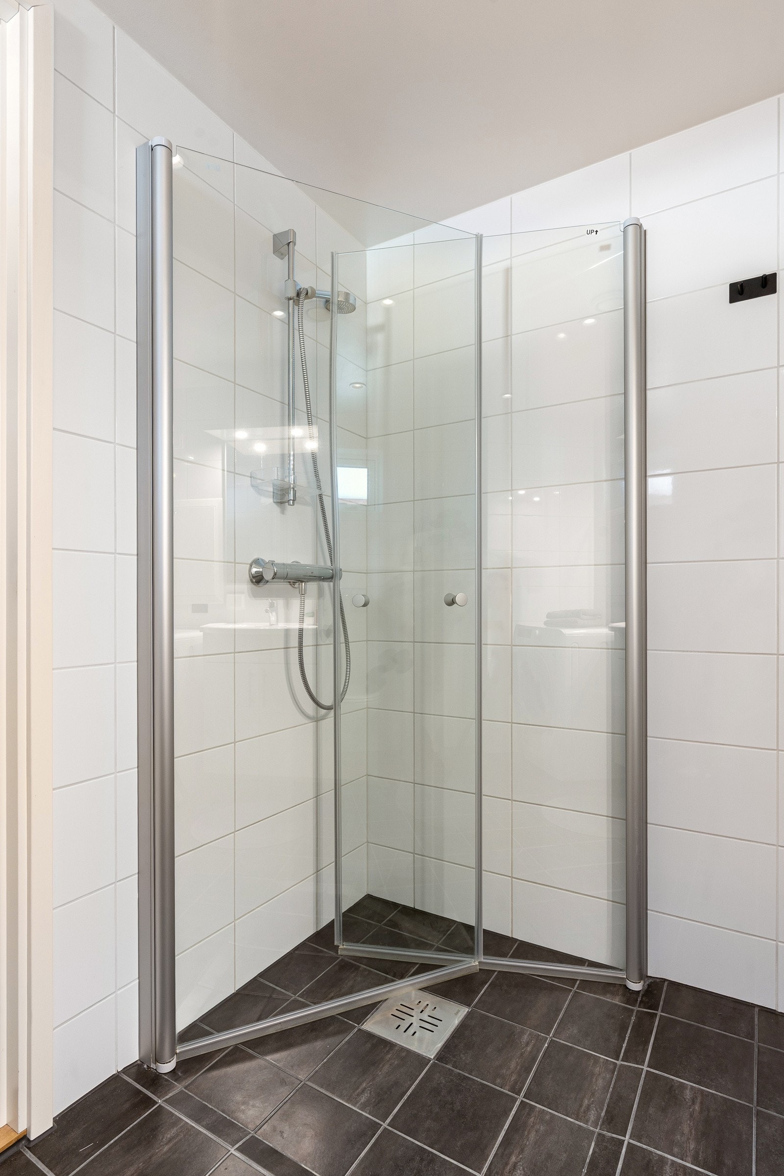 Praktisk hjørnedusj med innfellbare dusjdører.