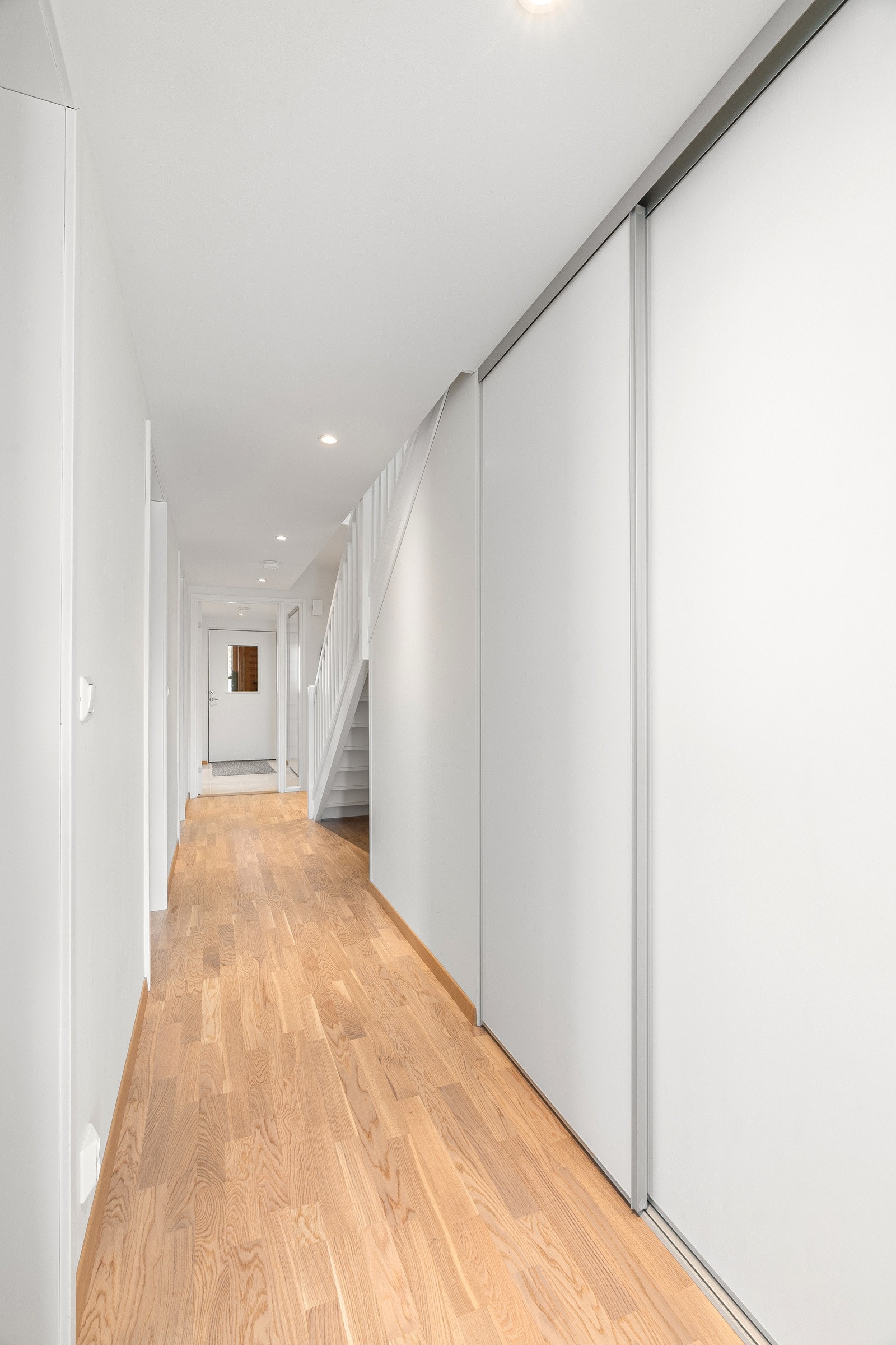 Gode oppbevaringsmuligheter i stor garderobeløsning.