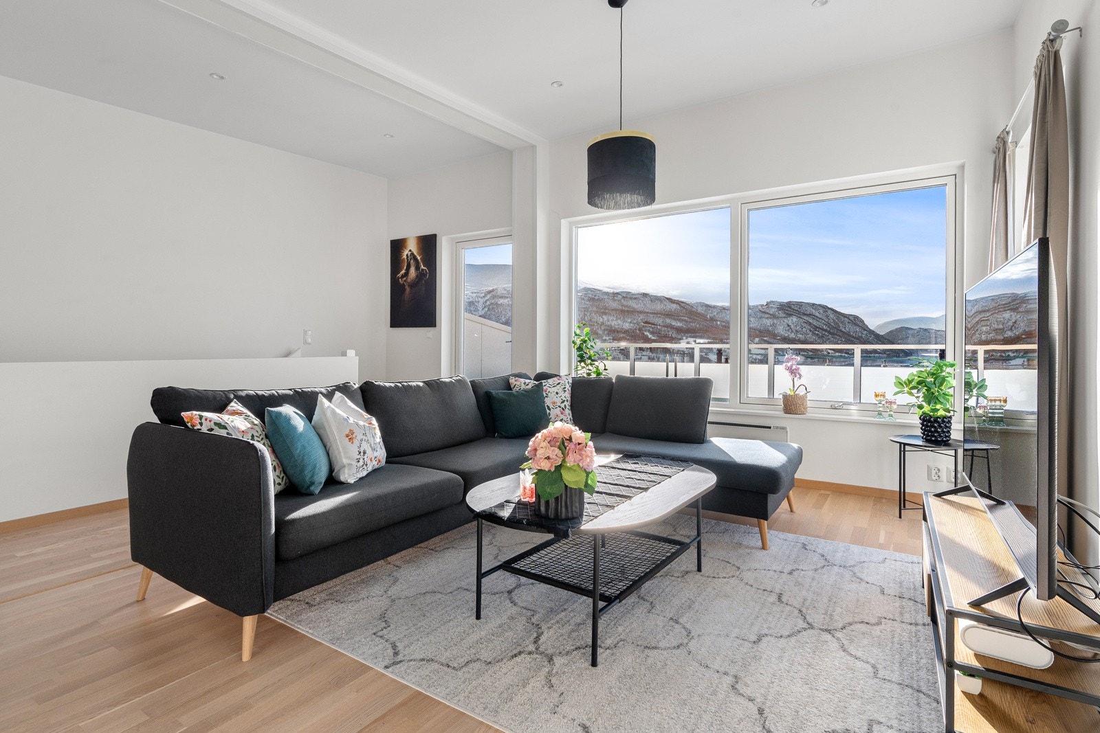 Stuen utgjør et godt allrom med plass for stor sofa med tilhørende sofabord og TV bord etc.