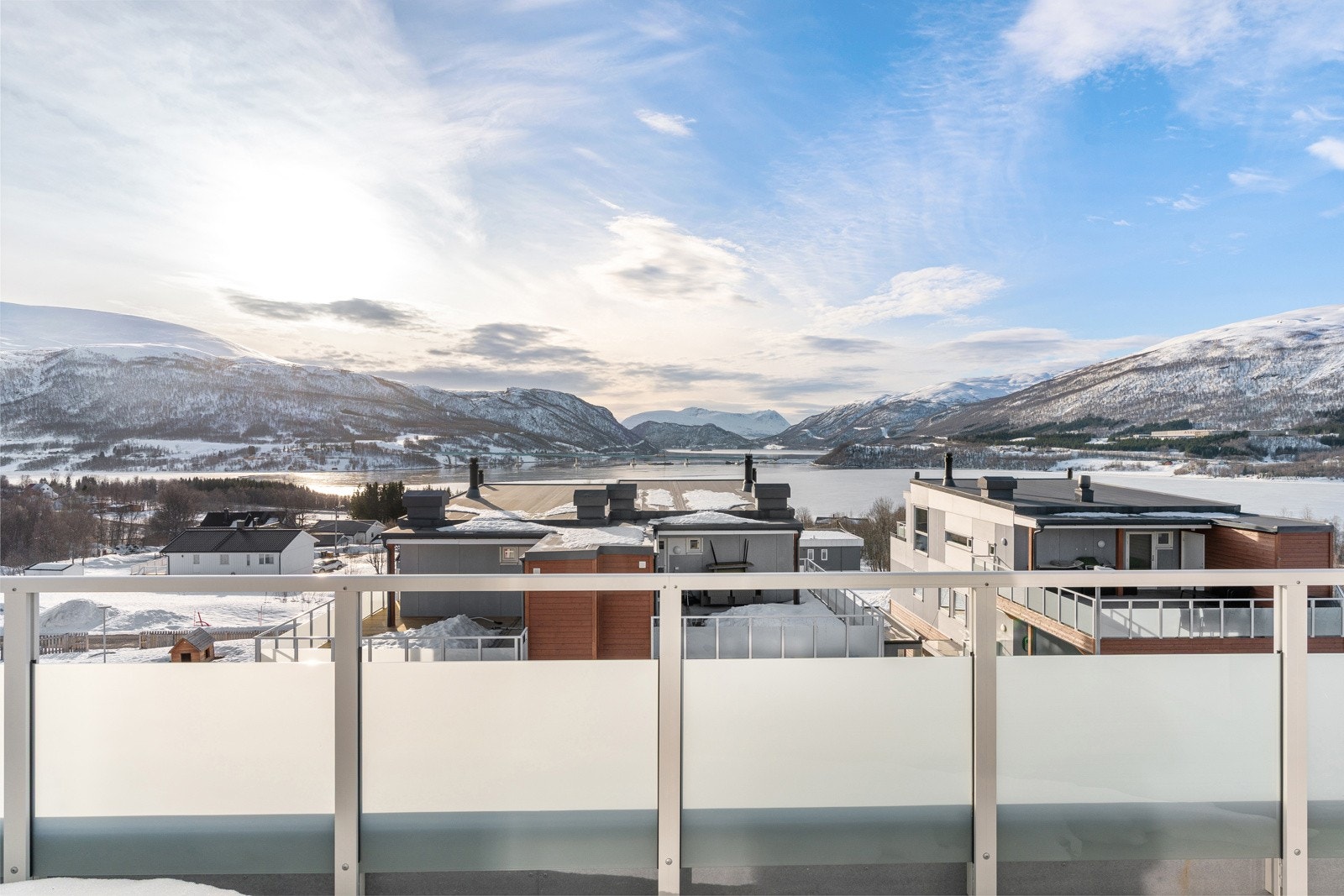 Nydelig utsikt og svært barnevennlig nabolag samt kort vei til barnehage og skole.