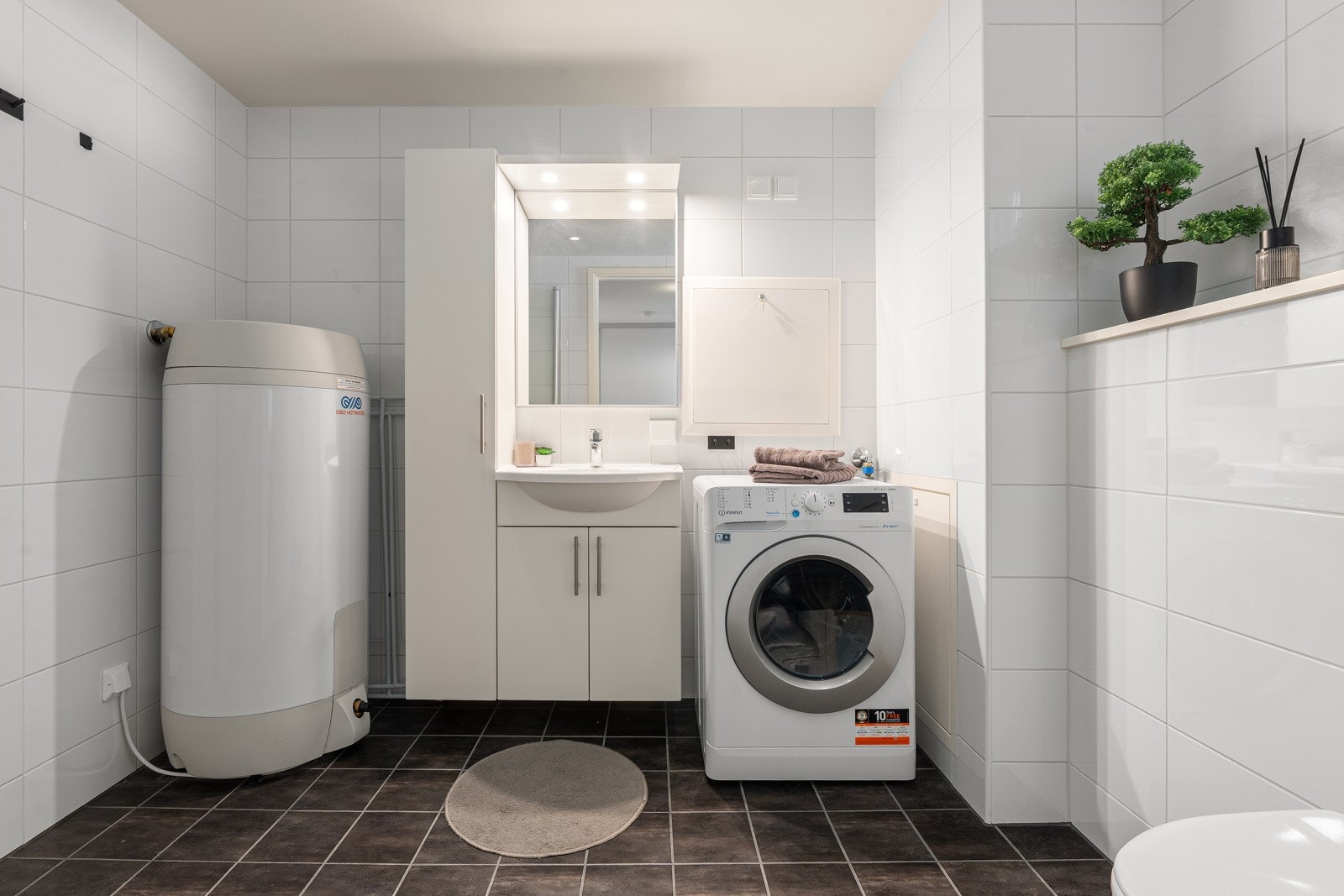 Romslig bad med god plass for vaskemaskin.