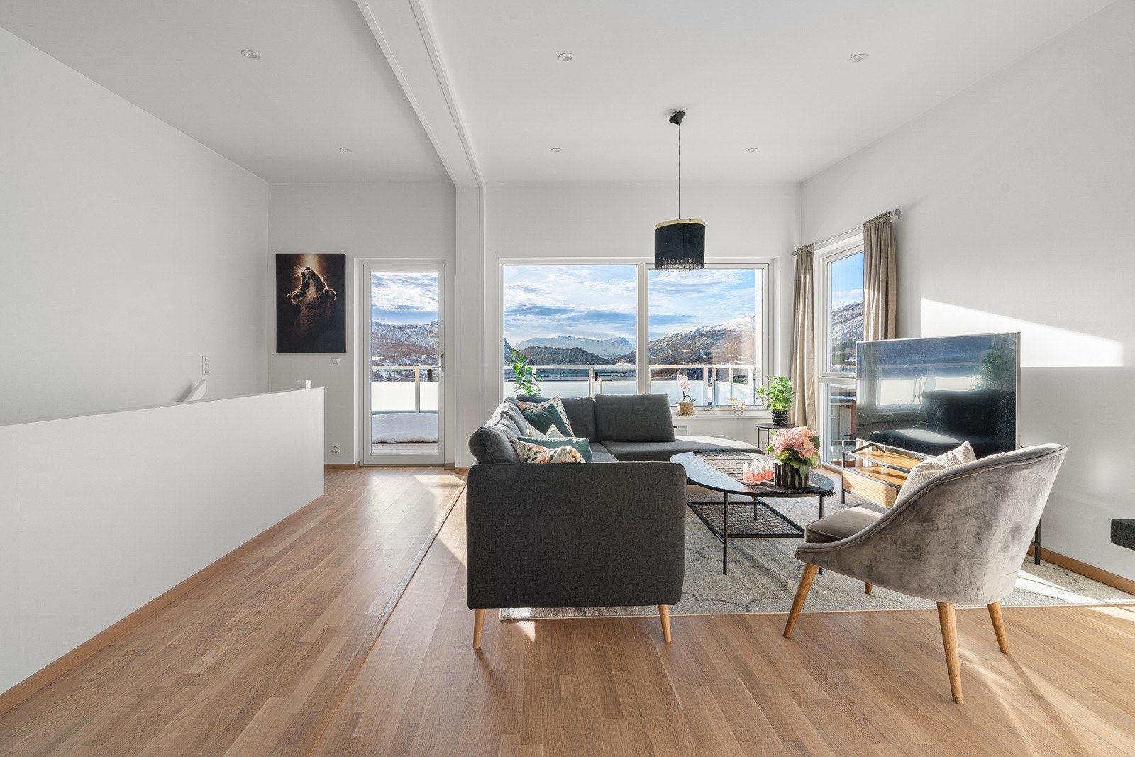 De store vindusflatene sikrer godt med innslipp av naturlig lys og fantastisk utsikt!