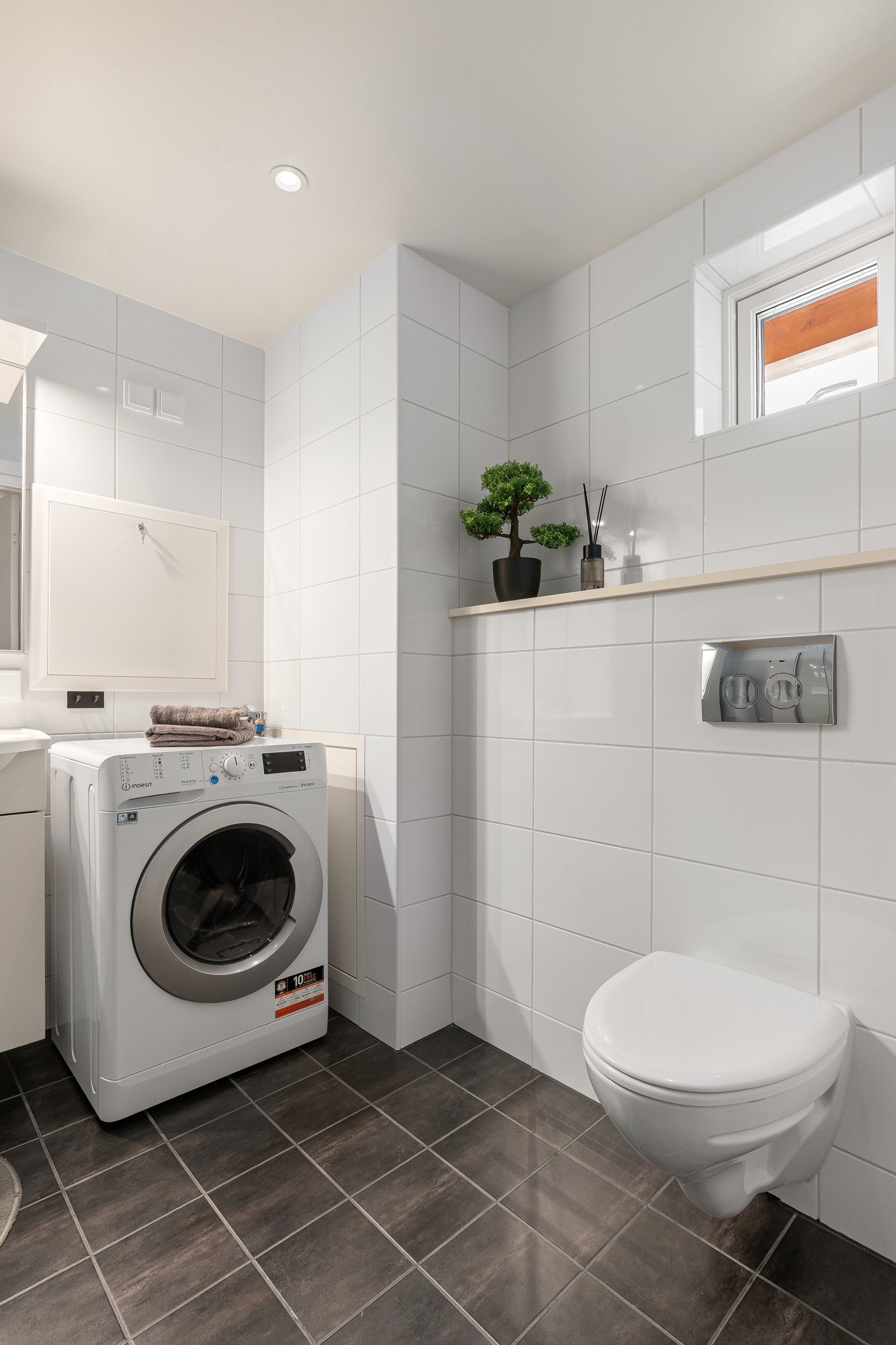 Praktiske løsninger på bad som vegghengt toalett.