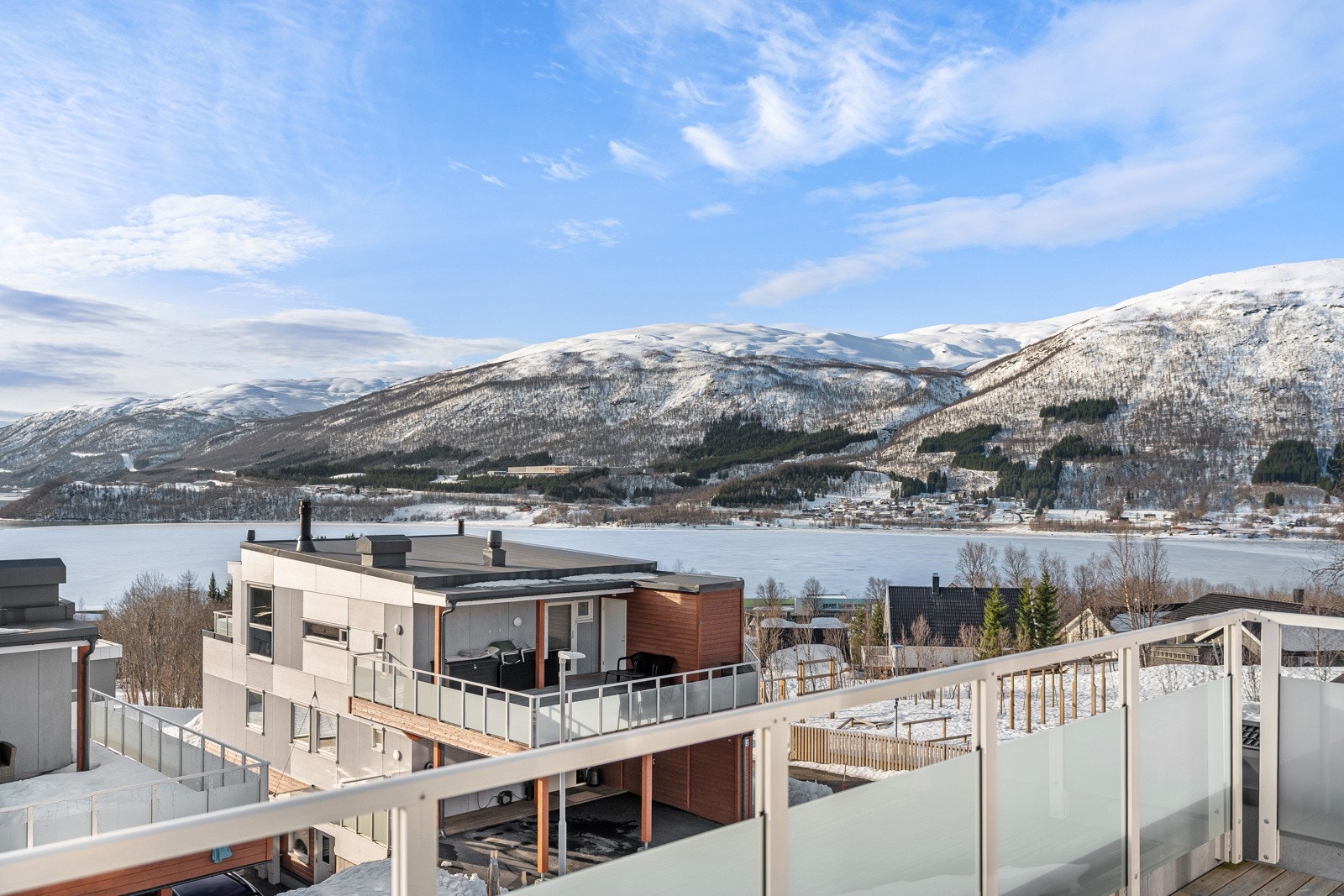 Fantastisk utsikt utover fjorden! Og en kort kjøretur inn til Tromsø sentrum.