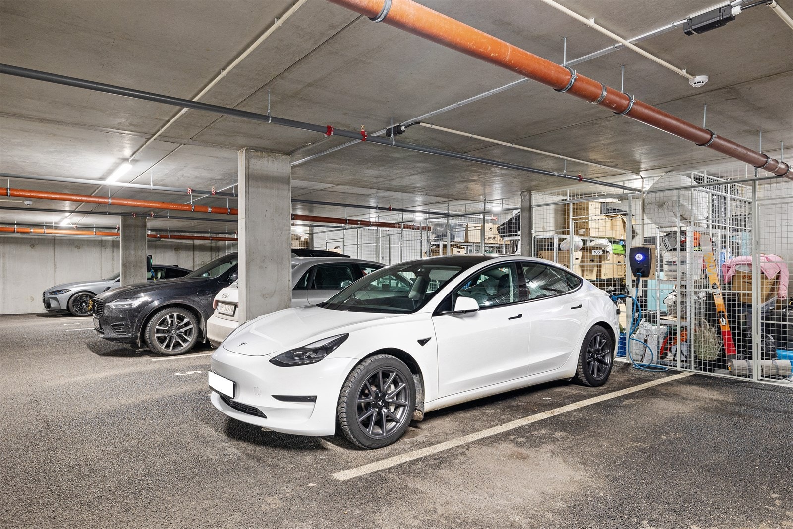 Bilen din plasserer du trygt og godt på egen garasjeplass i byggets p-hus. Galleribilde