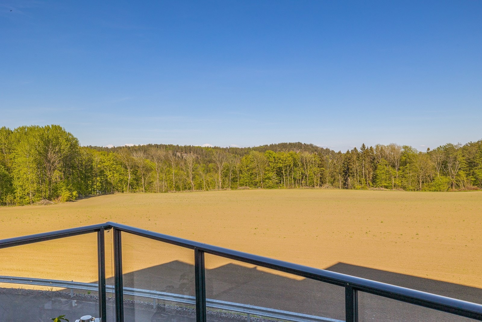Her får man nydelig utsikt over de naturskjønne omgivelsene. Galleribilde