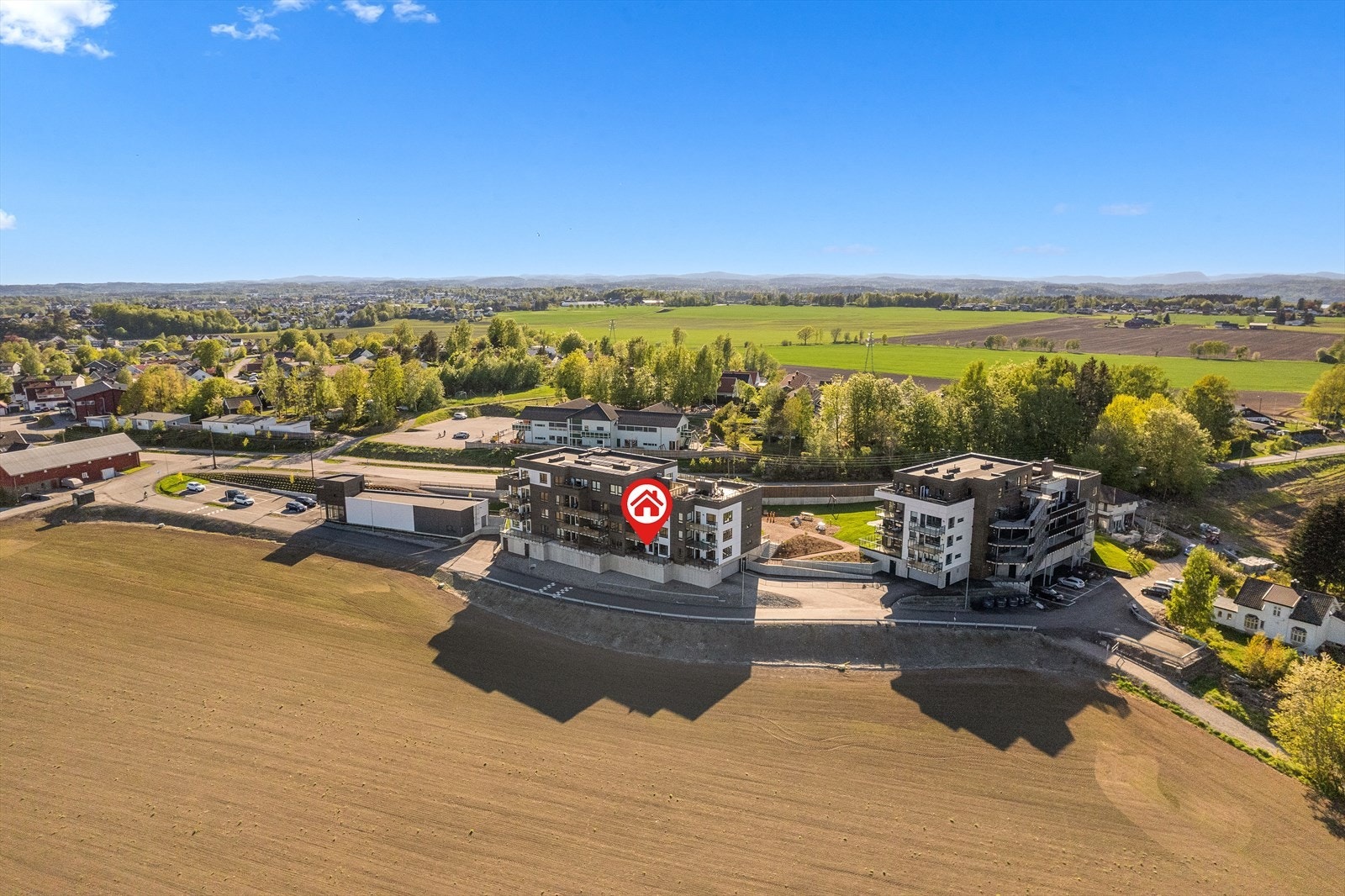 Fra borettslagets tomt er det dirkete tilgang til vakre Hjertåsskogen. Området har godt merkede stier som tar deg gjennom frodige skoger og åpne landskap. Galleribilde