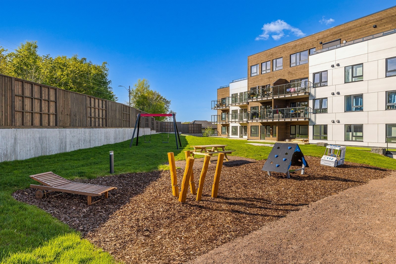 Flott lekeplass på borettslagets tomt. Galleribilde