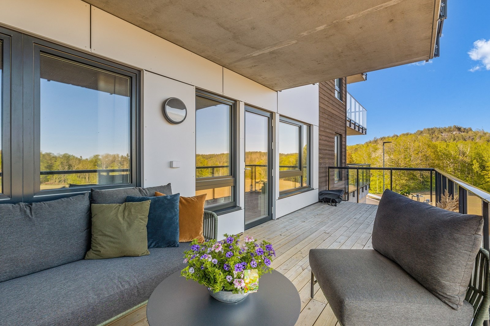 Her kan du sitte skjermet å nyte sol og utsikt . Galleribilde