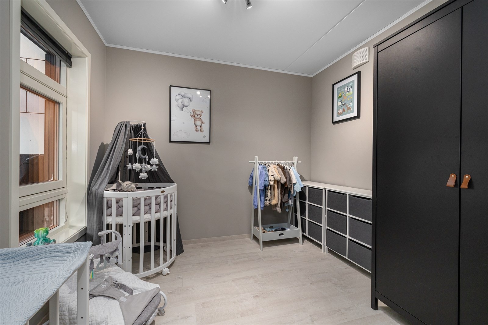 Delikat barne / gjesterom med garderobeskap. Galleribilde