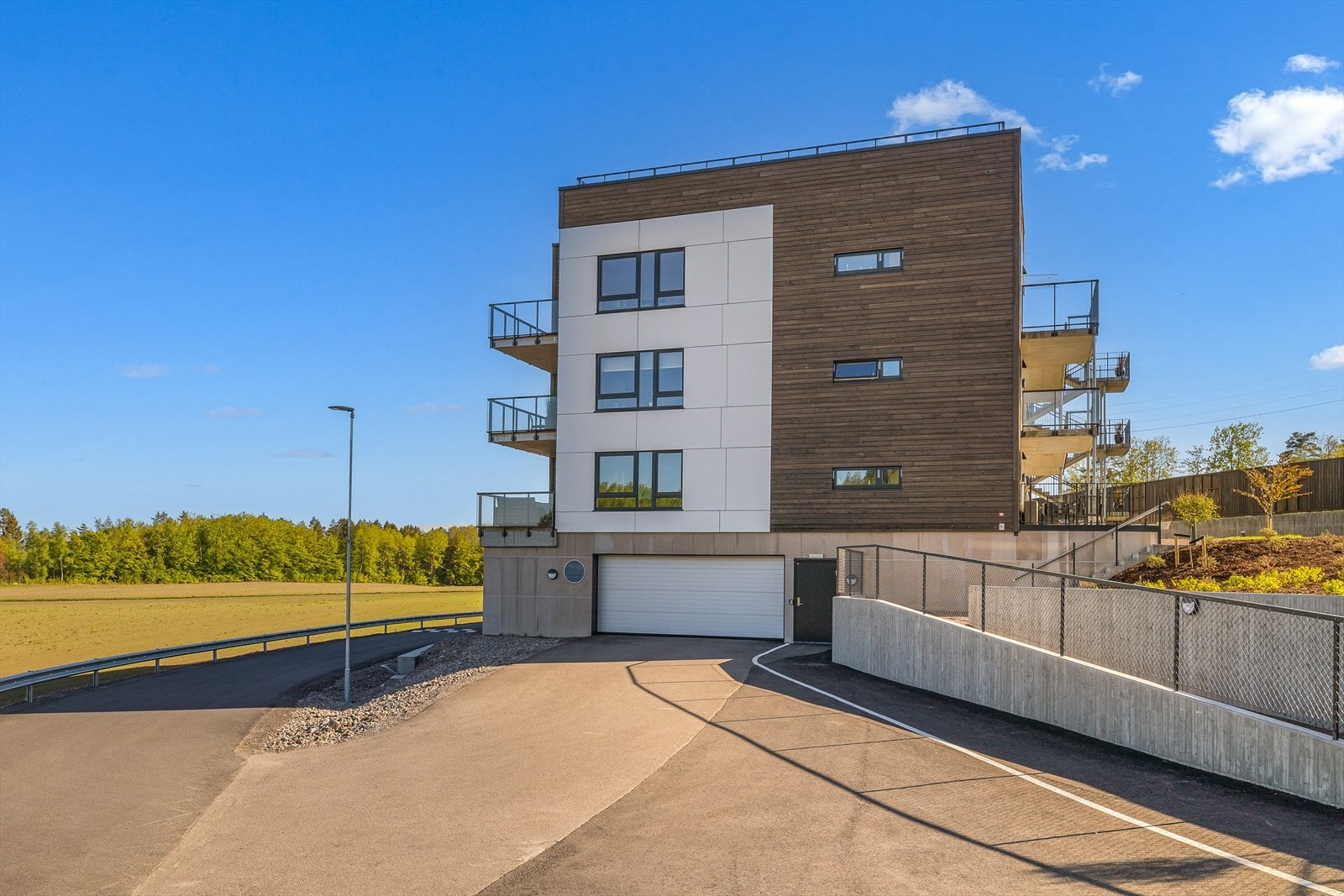 Asfaltert adkomst til garasjeanlegget og inngangspartiet. Galleribilde